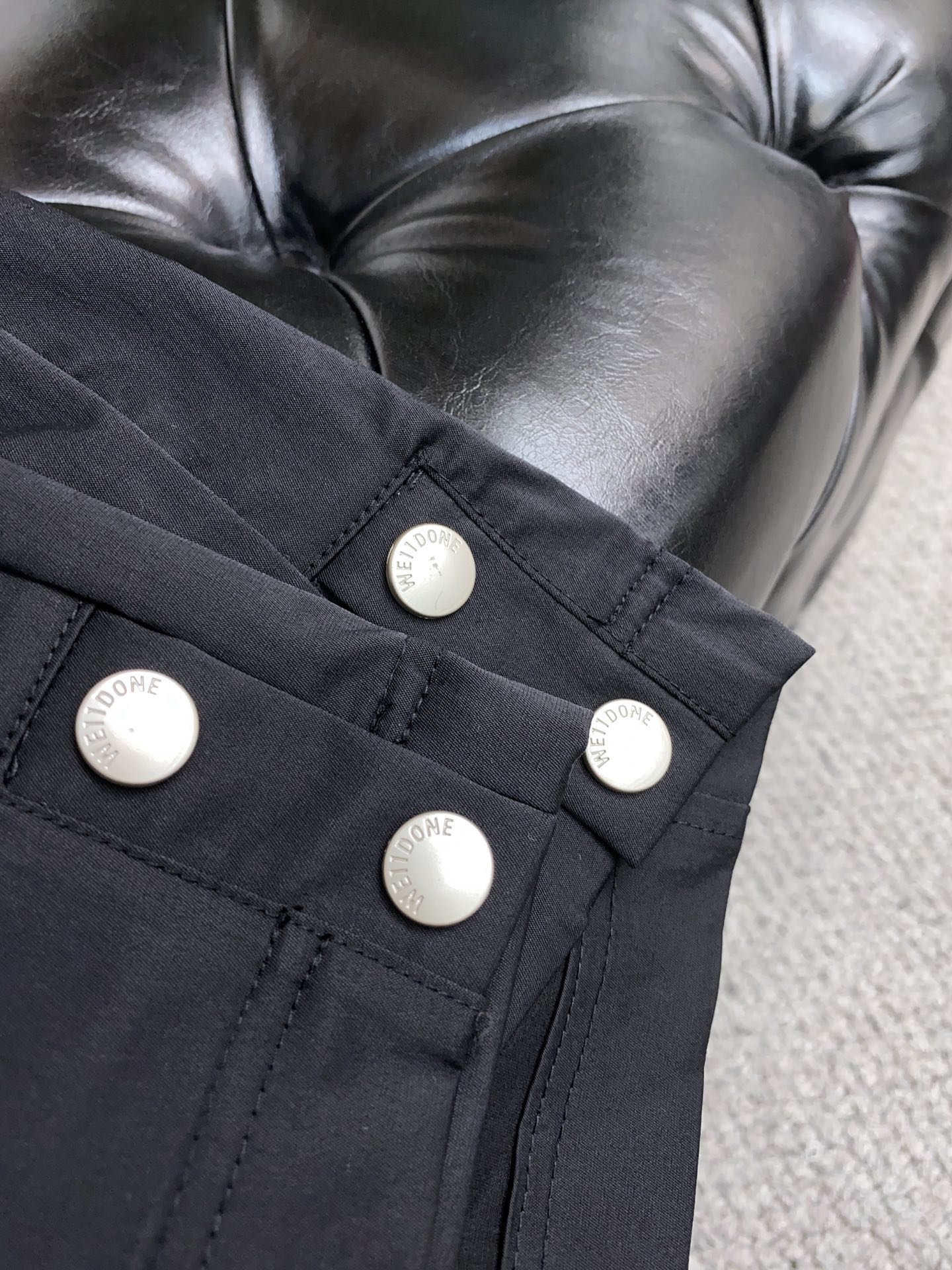 We112024最新款直筒运动休闲裤顶级定制天丝混纺面料打造出“顺滑柔软”的触感产能少造价昂贵而且自带淡