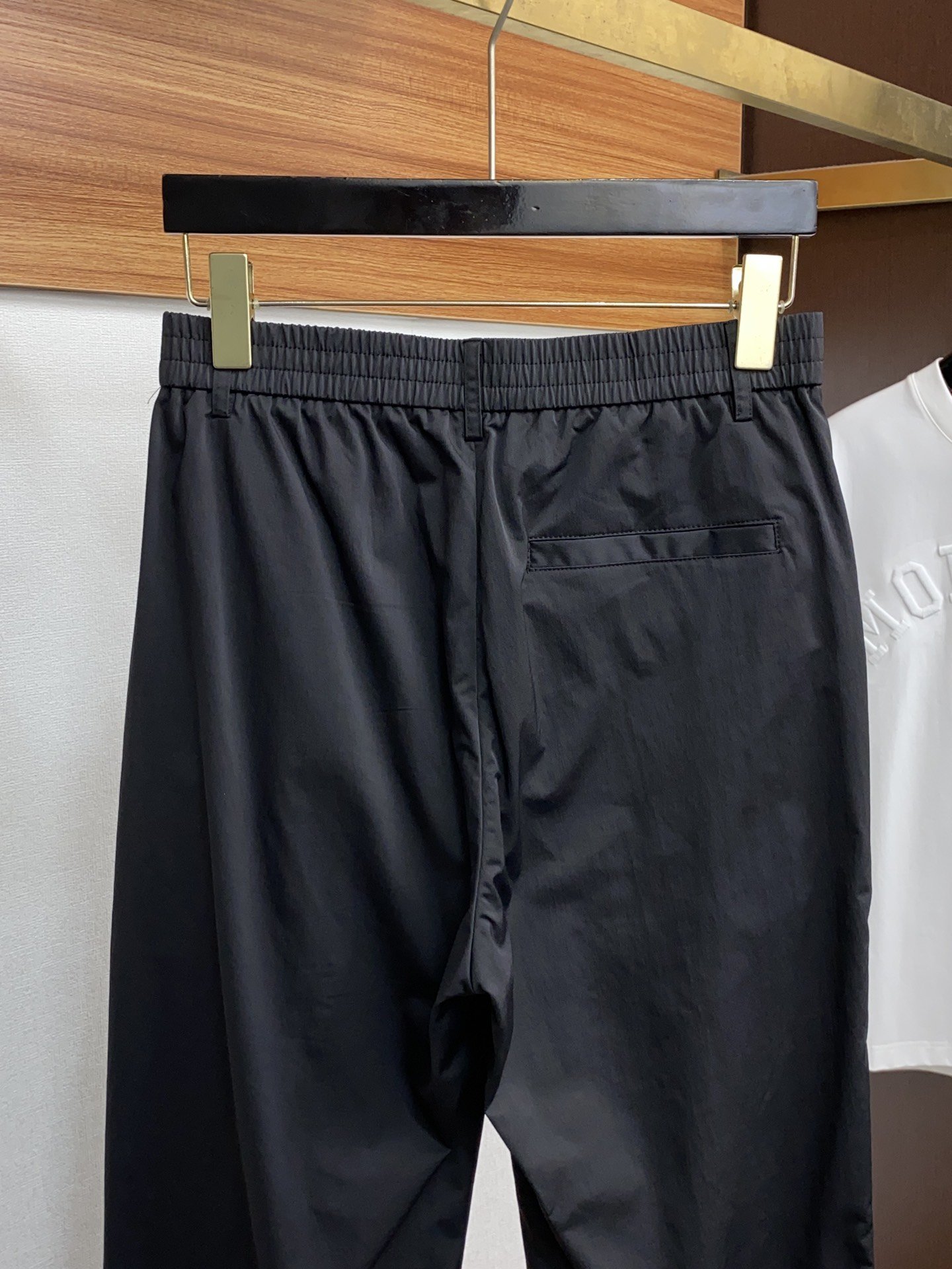 We112024最新款直筒运动休闲裤顶级定制天丝混纺面料打造出“顺滑柔软”的触感产能少造价昂贵而且自带淡