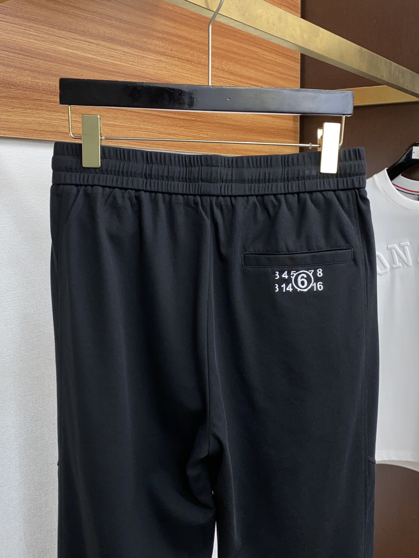 马吉拉2024最新款直筒运动休闲裤顶级定制天丝混纺面料打造出“顺滑柔软”的触感产能少造价昂贵而且自带淡淡
