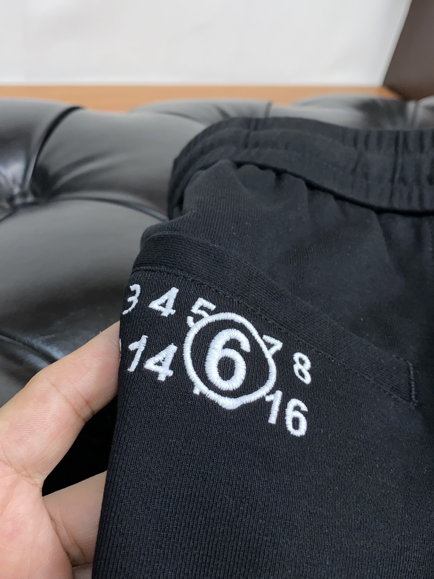 马吉拉2024最新款直筒运动休闲裤顶级定制天丝混纺面料打造出“顺滑柔软”的触感产能少造价昂贵而且自带淡淡