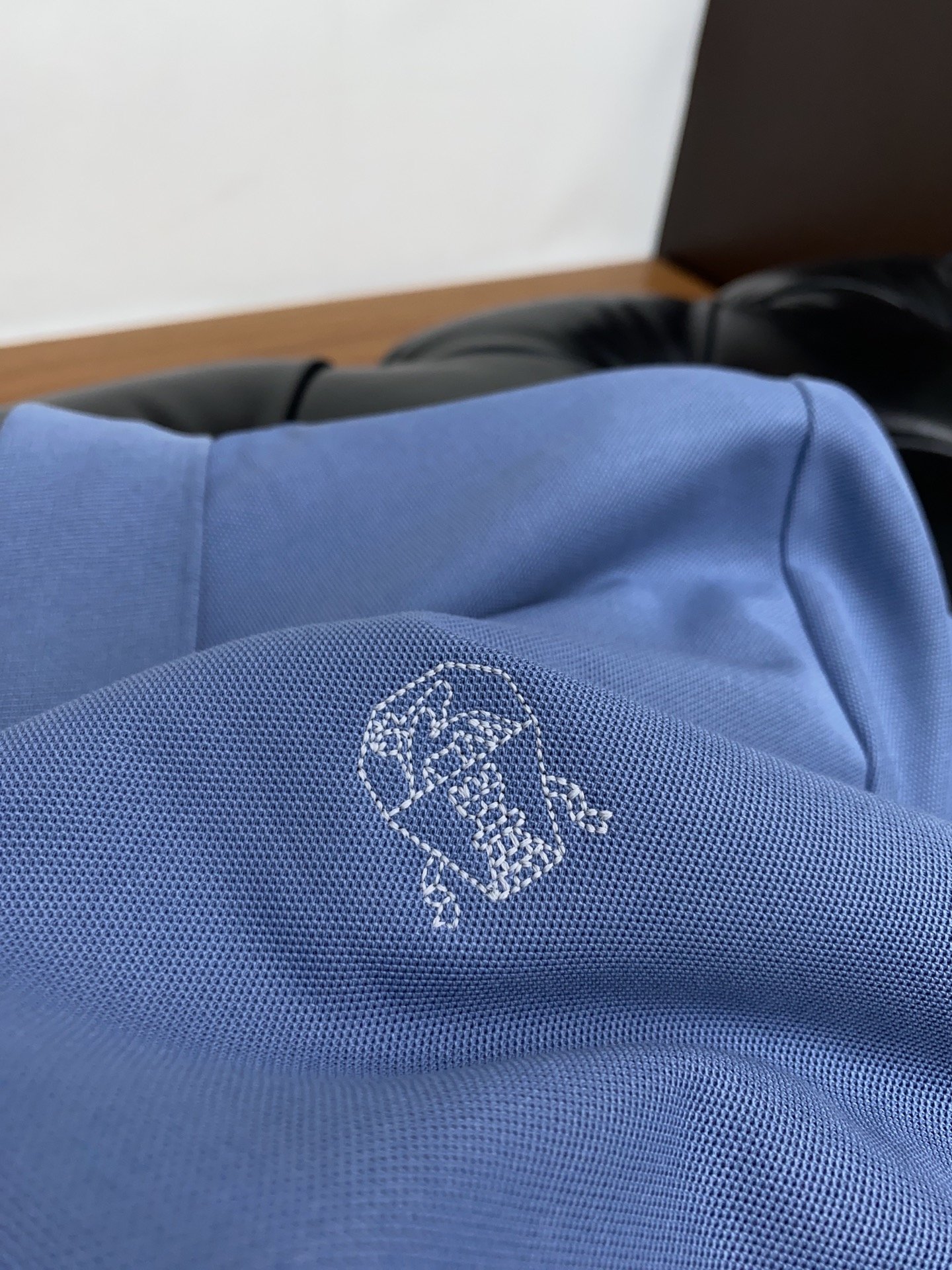 BC2024ssHK专柜同款同步上新短袖翻领Polo采用订制珠地棉面料胸前品牌字母采用刺绣工艺构成标志彰