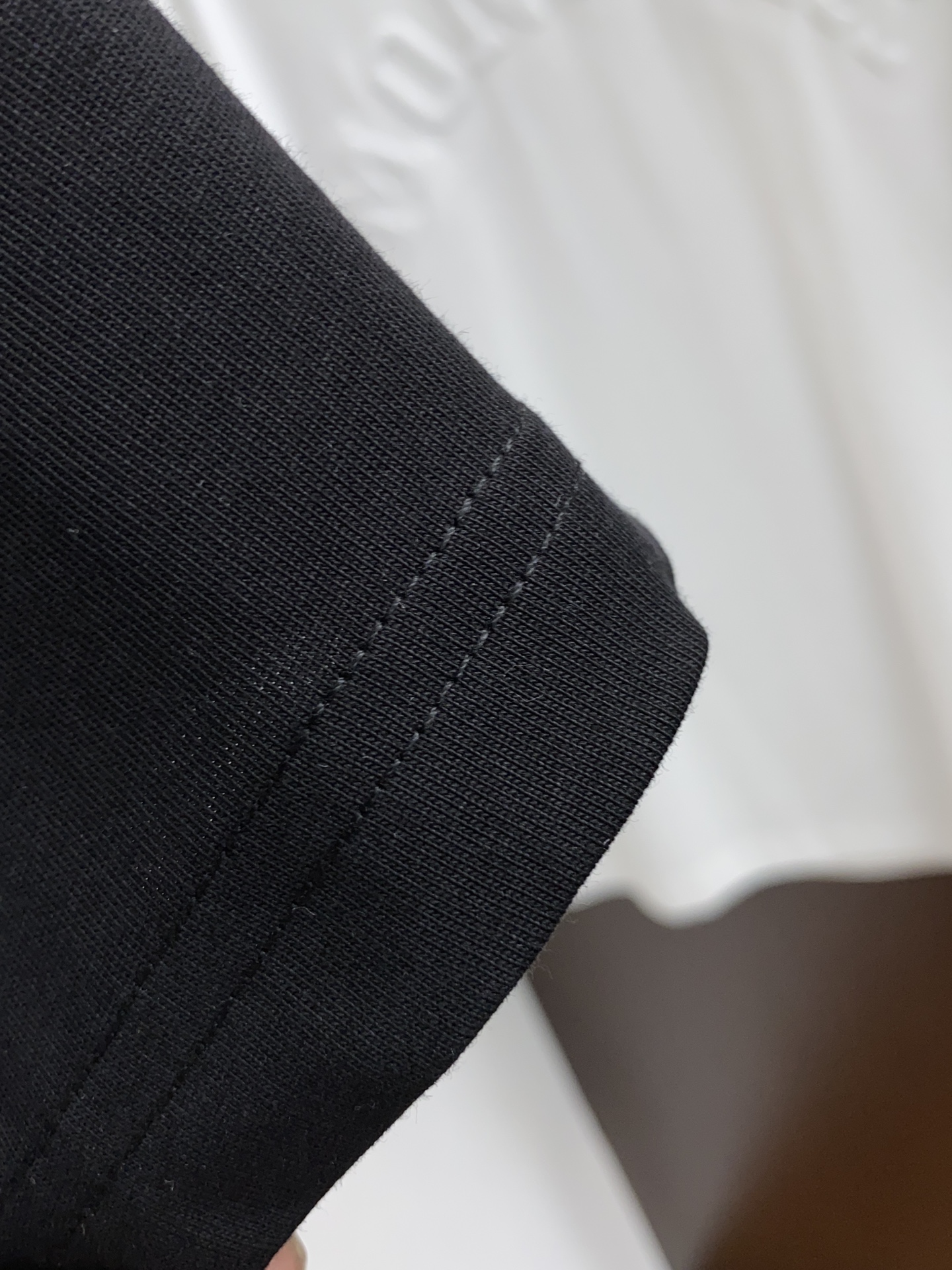 v路易威登24春夏早春新款短袖T恤顶级制作工艺进口纯棉面料手感细腻每个字母饱满立体清晰,一眼可见的高级感