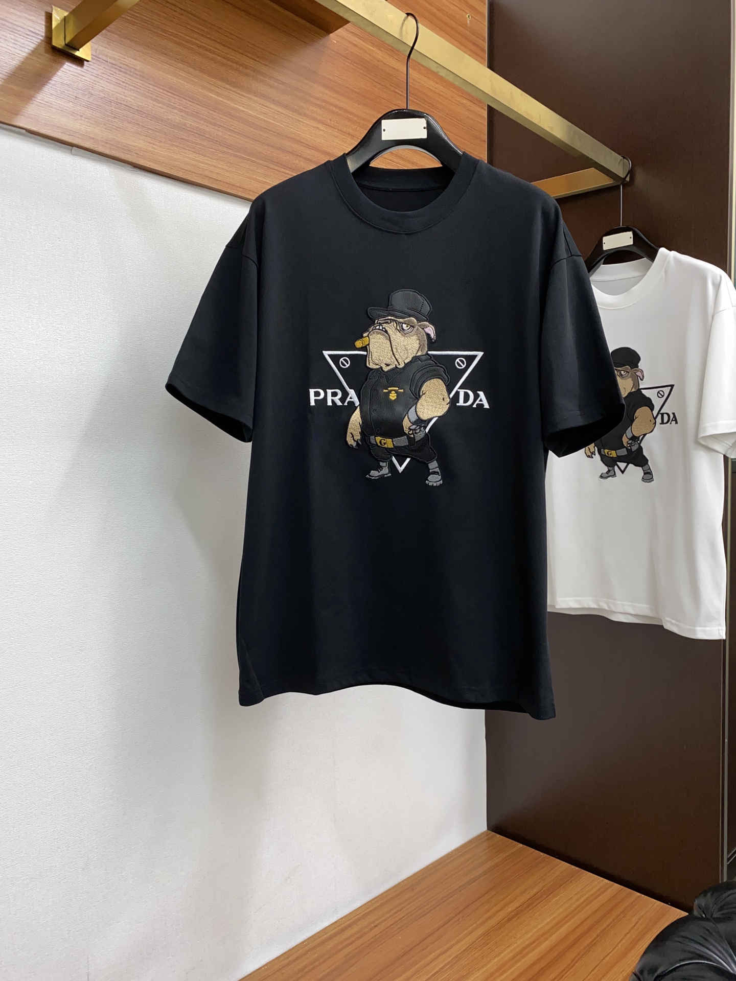 普拉达2024ss新款短袖T恤宽松版型S-xL这款短袖T以今年专柜品牌logo设计元素展现了品牌独特的艺