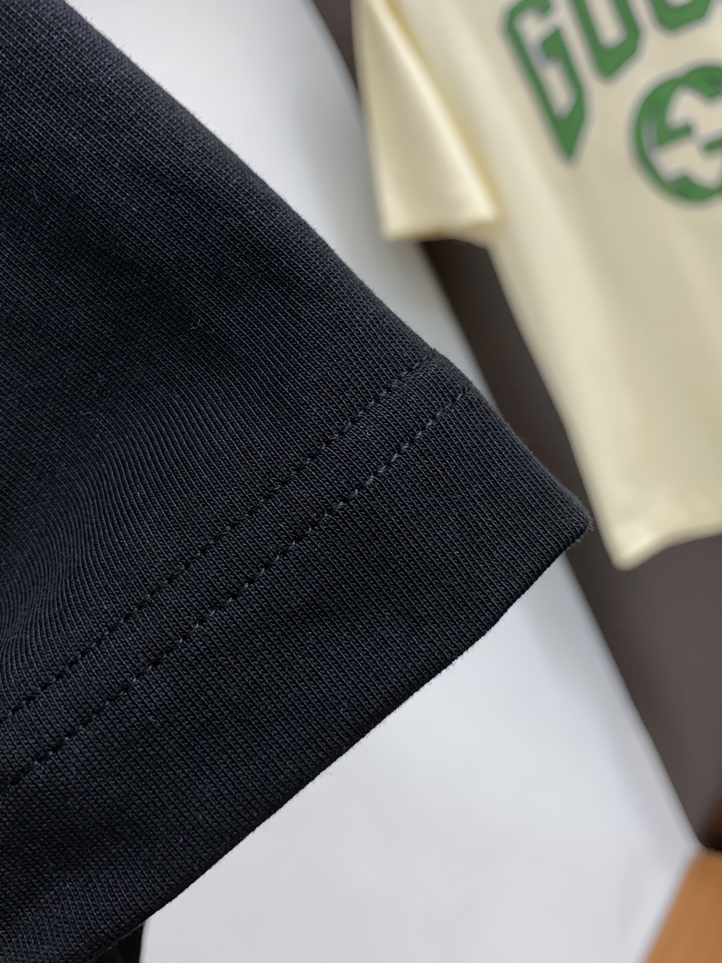 古奇2024ss新款短袖T恤宽松版型S-xL这款短袖T以今年专柜品牌logo设计元素展现了品牌独特的艺术