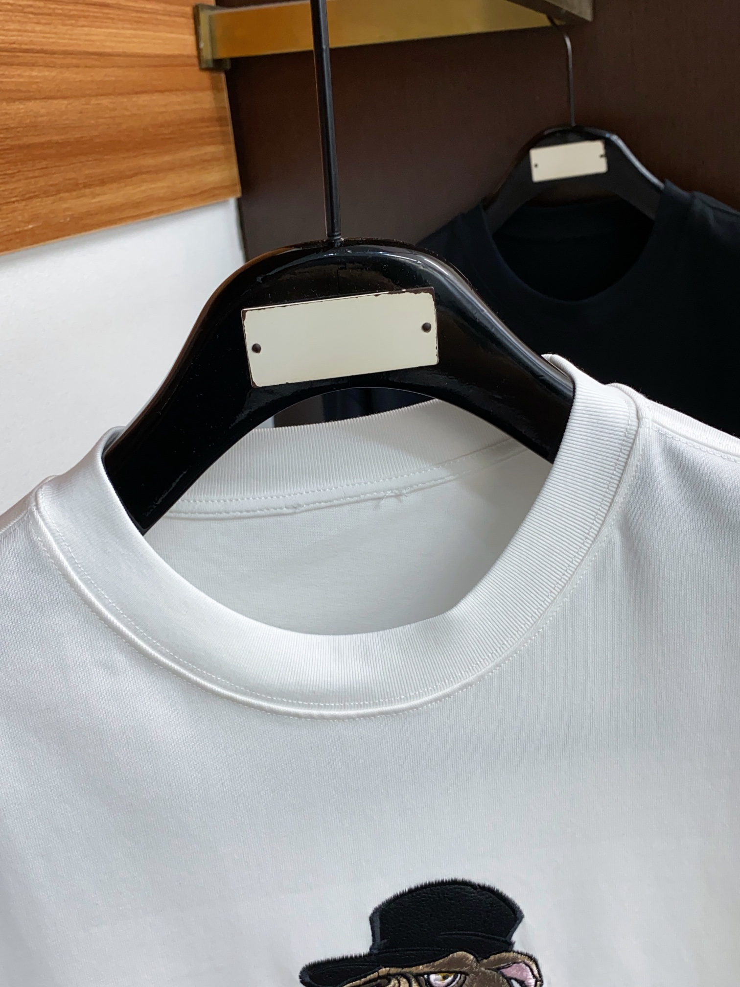 普拉达2024ss新款短袖T恤宽松版型S-xL这款短袖T以今年专柜品牌logo设计元素展现了品牌独特的艺