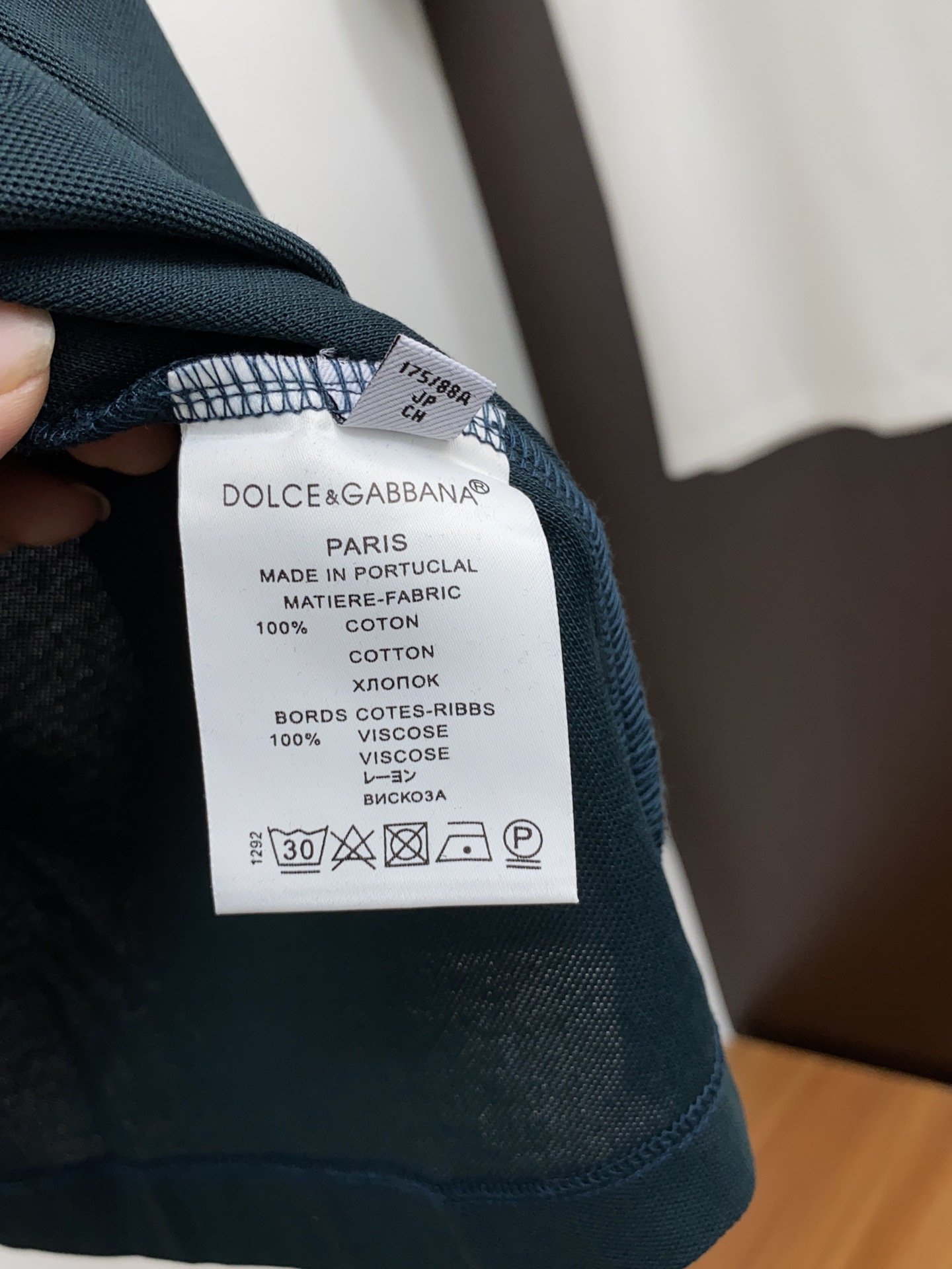 DG2024ssHK专柜同款同步上新短袖翻领Polo采用订制珠地棉面料胸前品牌字母采用刺绣工艺构成标志彰