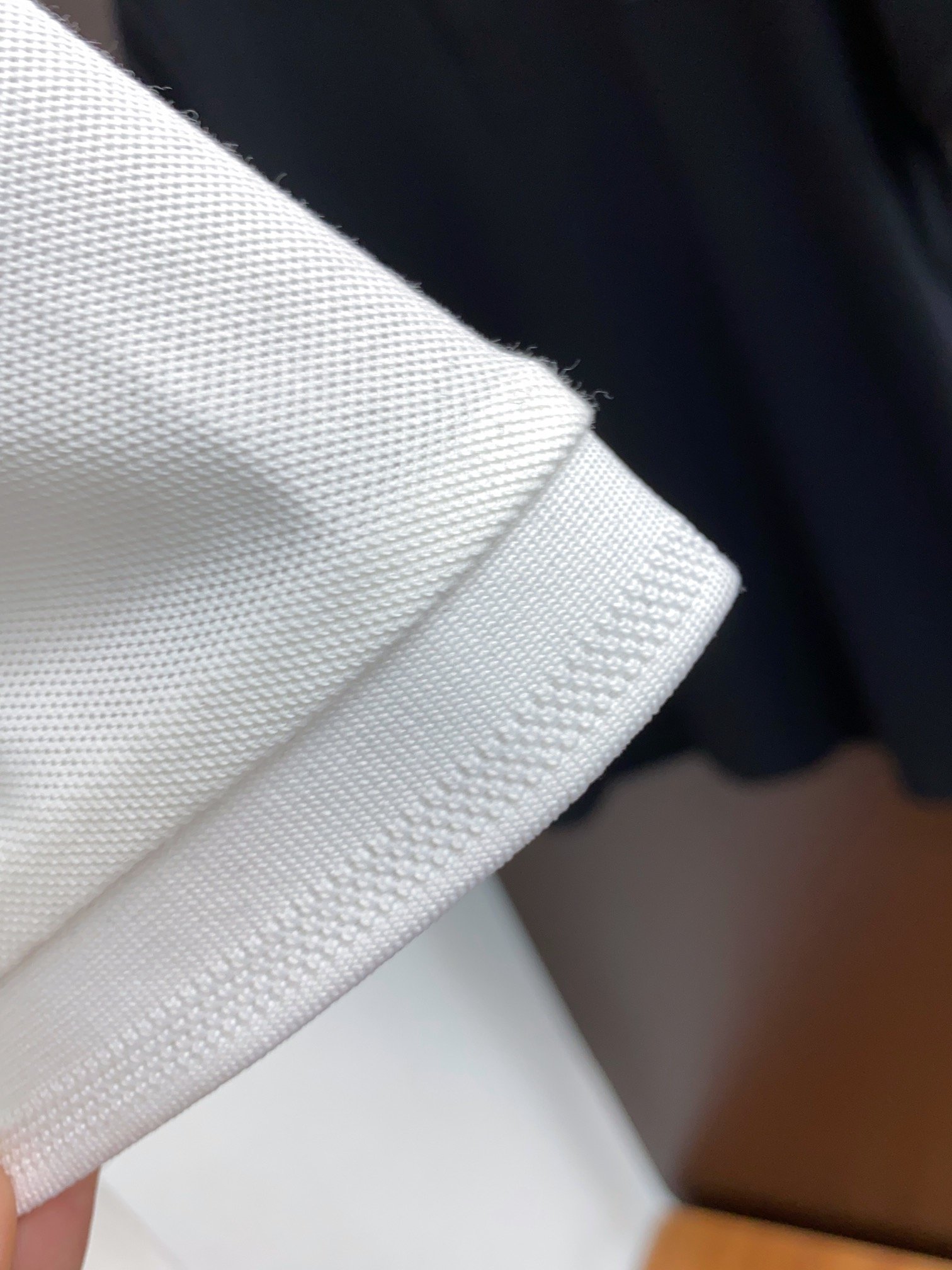 DG2024ssHK专柜同款同步上新短袖翻领Polo采用订制珠地棉面料胸前品牌字母采用刺绣工艺构成标志彰