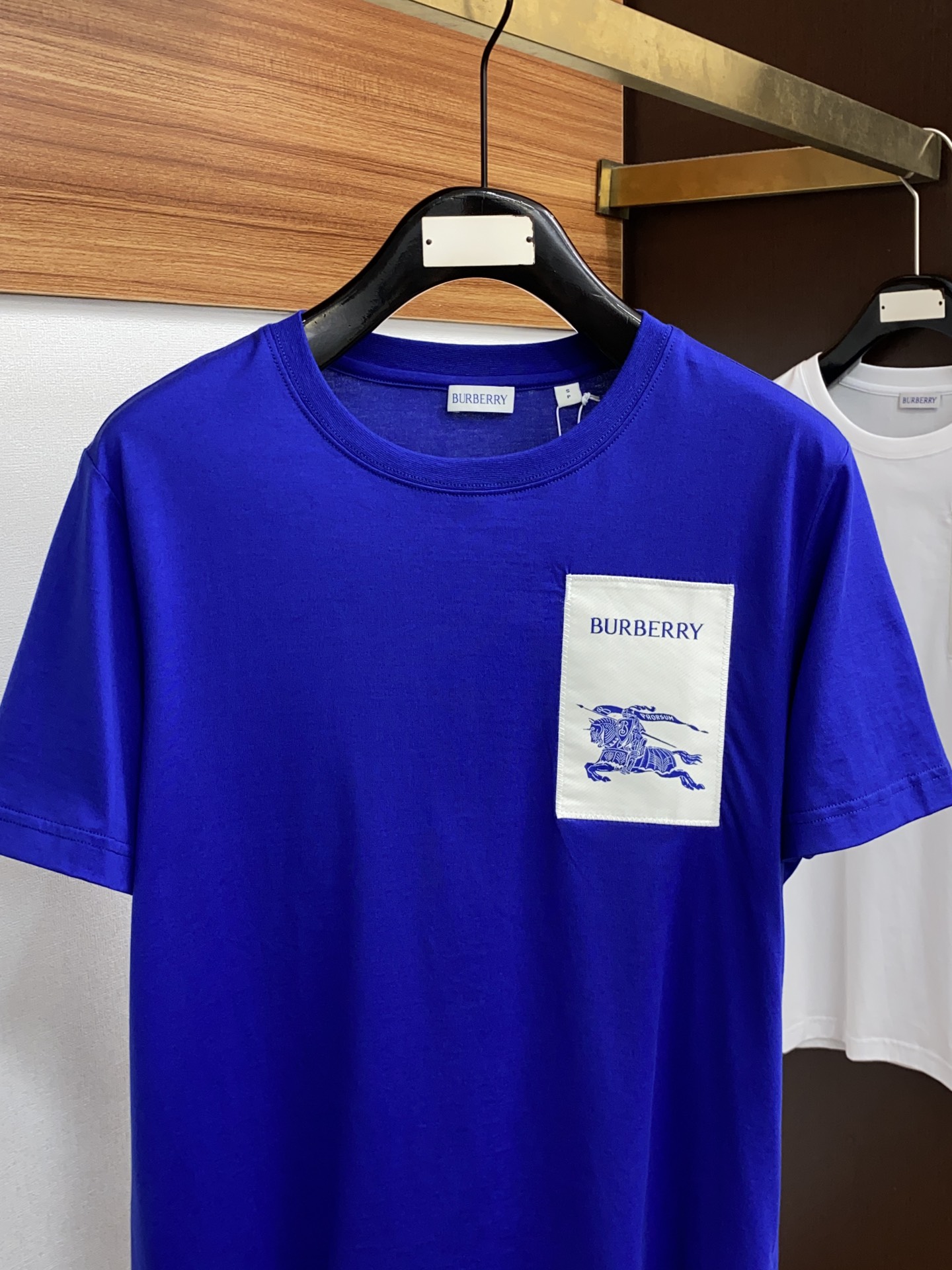 巴宝莉2024ss新款短袖T恤宽松版型S-xL下方文字描述有尺码表这款短袖T以今年专柜品牌logo设计元