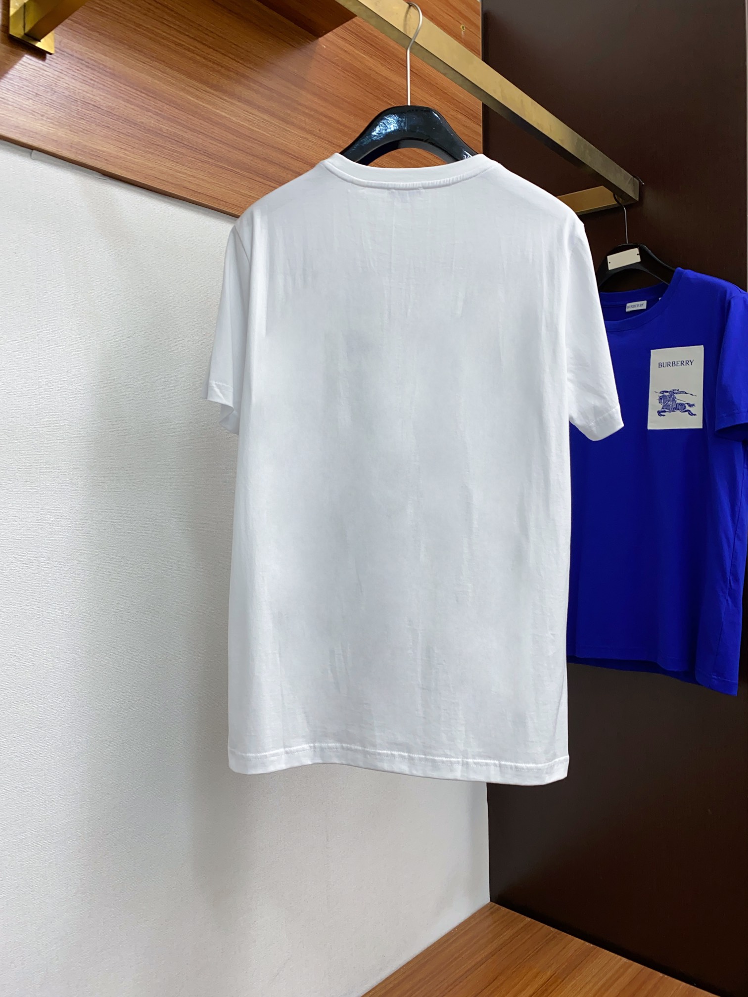 巴宝莉2024ss新款短袖T恤宽松版型S-xL下方文字描述有尺码表这款短袖T以今年专柜品牌logo设计元