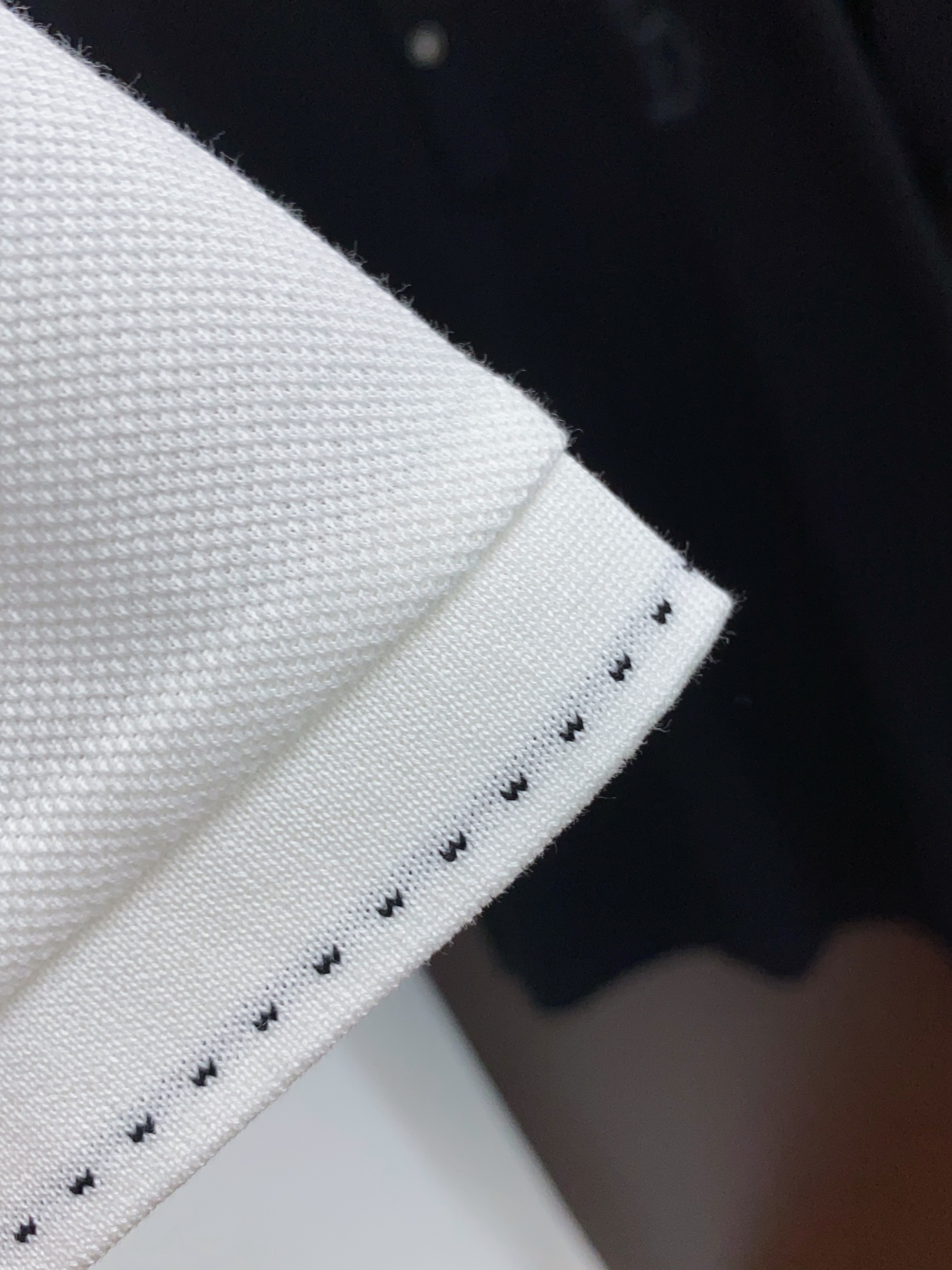 迪奥2024ssHK专柜同款同步上新短袖翻领Polo采用订制6角珠地棉面料胸前品牌字母采用刺绣工艺构成标