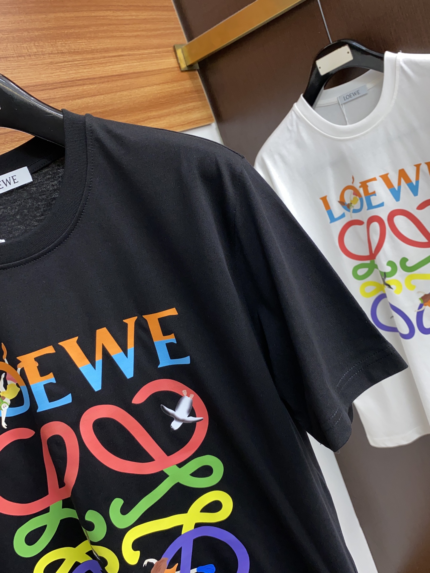 罗意威2024ss新款短袖T恤宽松版型xs-L这款短袖T以今年专柜品牌logo设计元素展现了品牌独特的艺