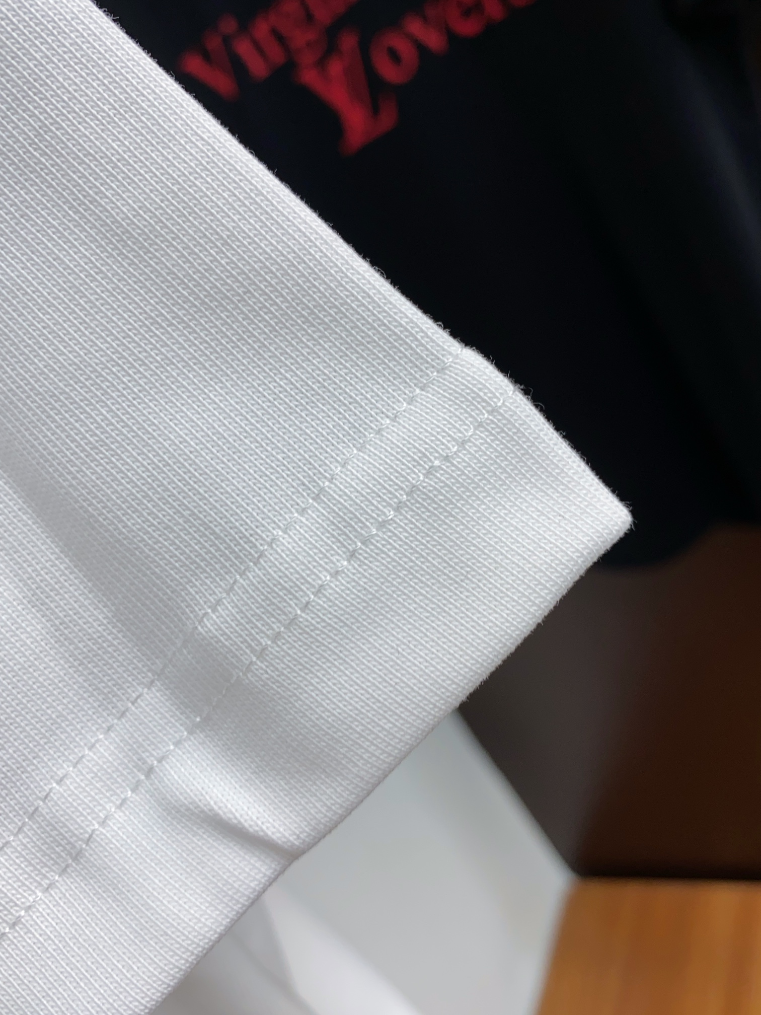 V路易威登2024ss新款短袖T恤合身版型M-3xL这款短袖T以今年专柜品牌logo设计元素展现了品牌独