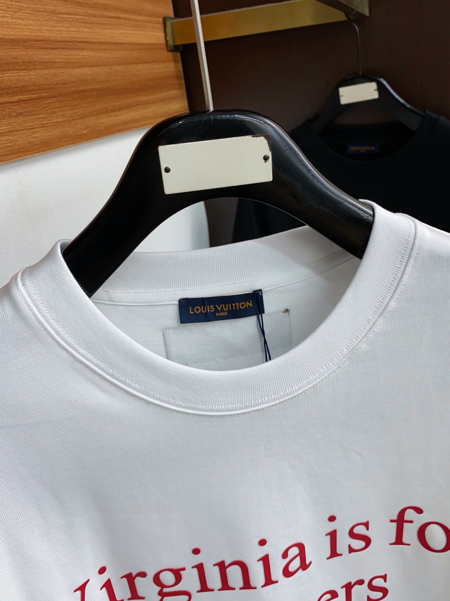 V路易威登2024ss新款短袖T恤合身版型M-3xL这款短袖T以今年专柜品牌logo设计元素展现了品牌独