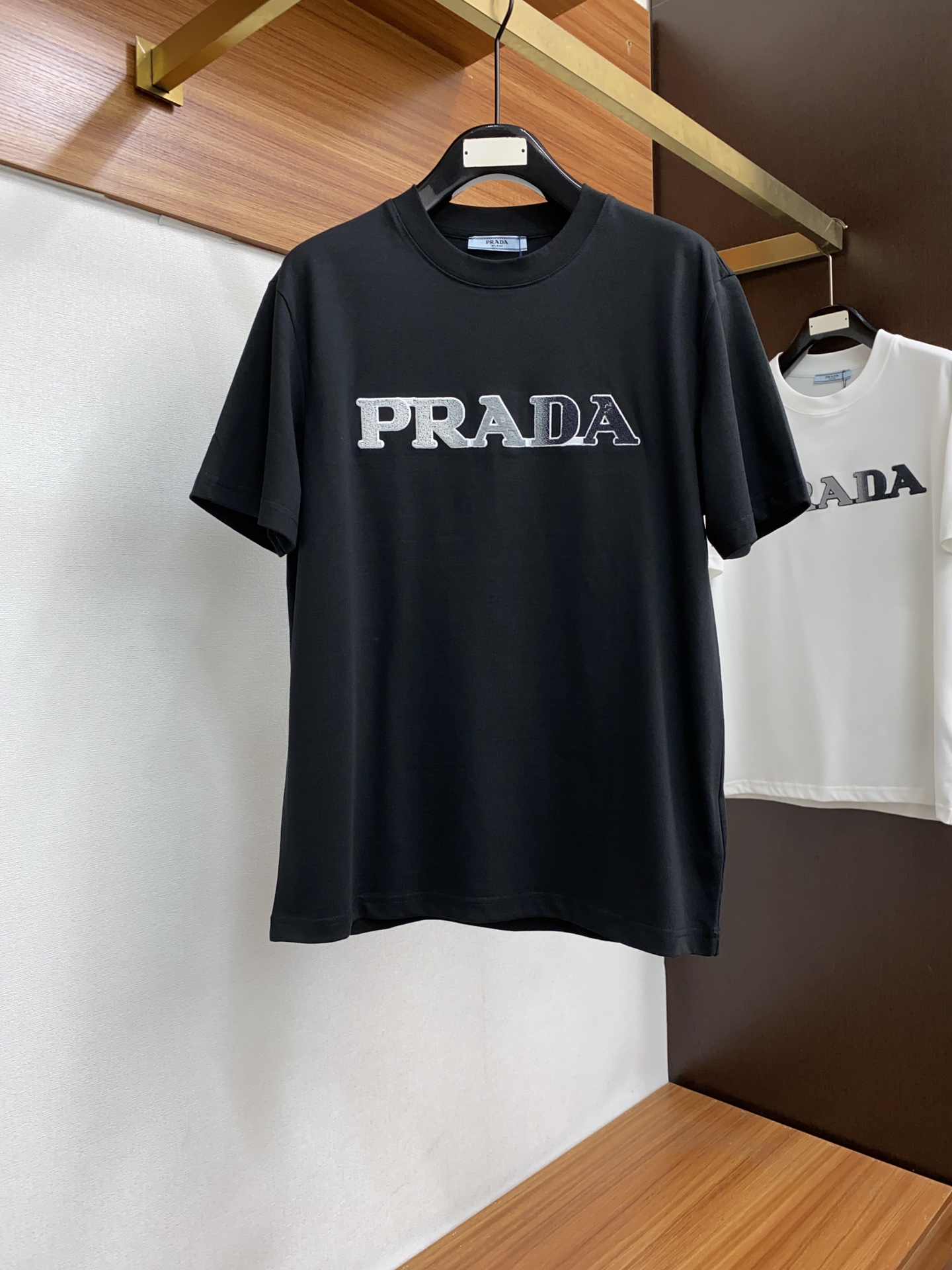 普拉达2024ss新款短袖T恤宽松版型M-3xL这款短袖T以今年专柜品牌logo设计元素展现了品牌独特的