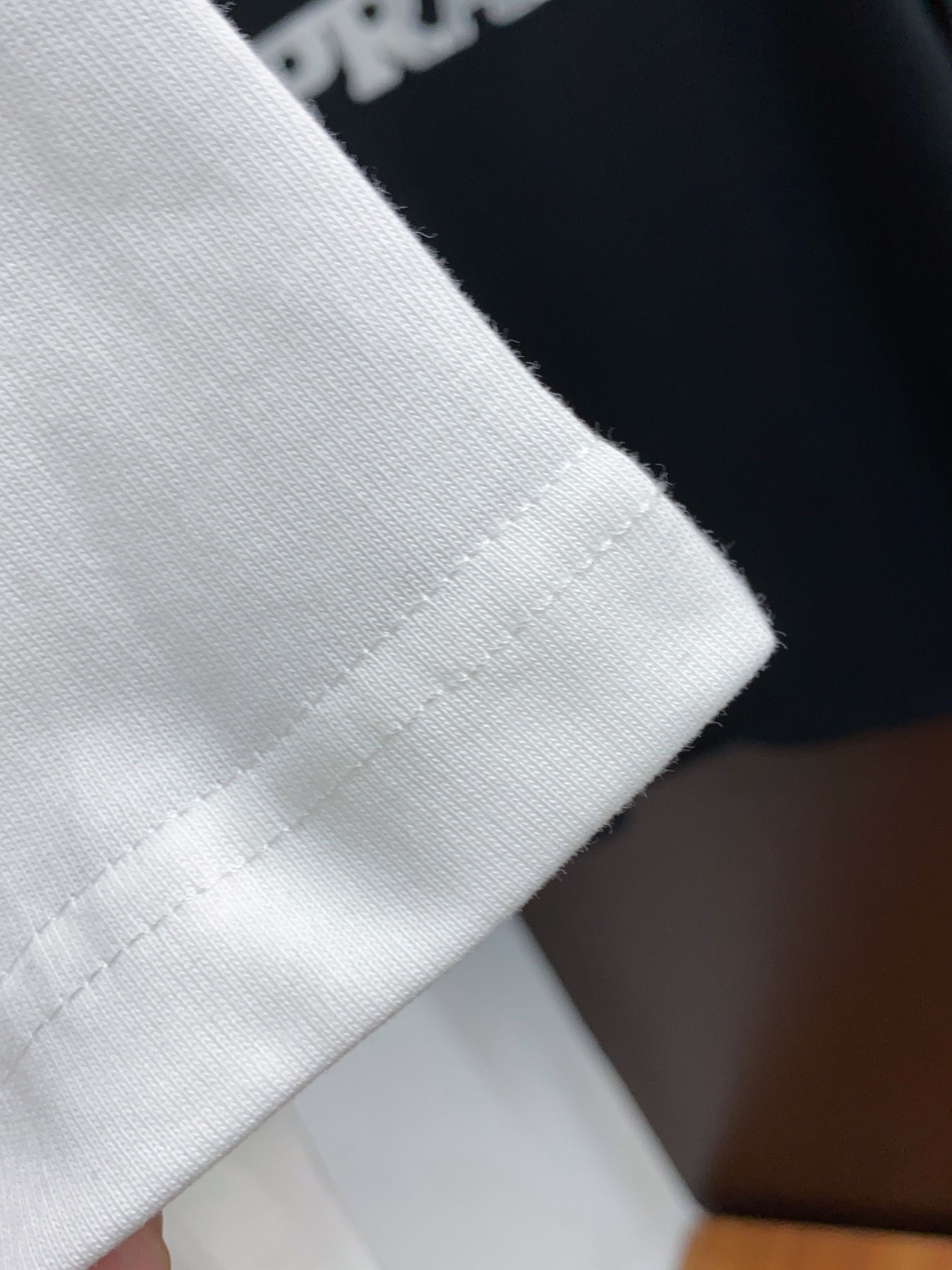 普拉达2024ss新款短袖T恤宽松版型M-3xL这款短袖T以今年专柜品牌logo设计元素展现了品牌独特的