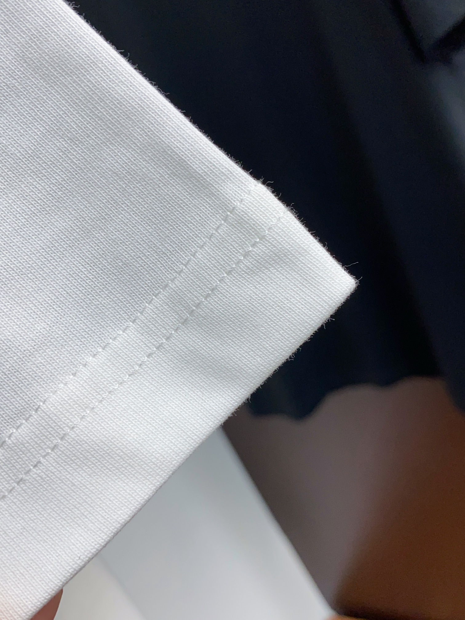 普拉达2024ss新款短袖T恤合身版型M-3xL这款短袖T以今年专柜品牌logo设计元素展现了品牌独特的