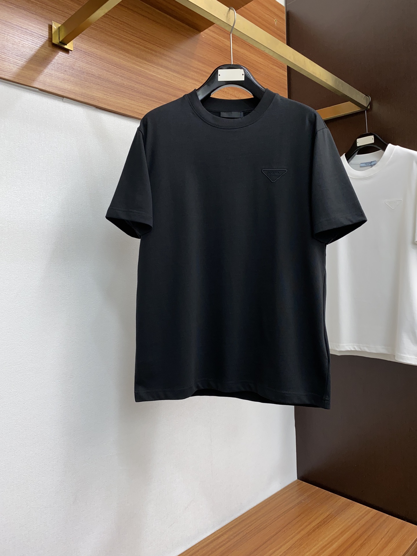 普拉达2024ss新款短袖T恤合身版型M-3xL这款短袖T以今年专柜品牌logo设计元素展现了品牌独特的