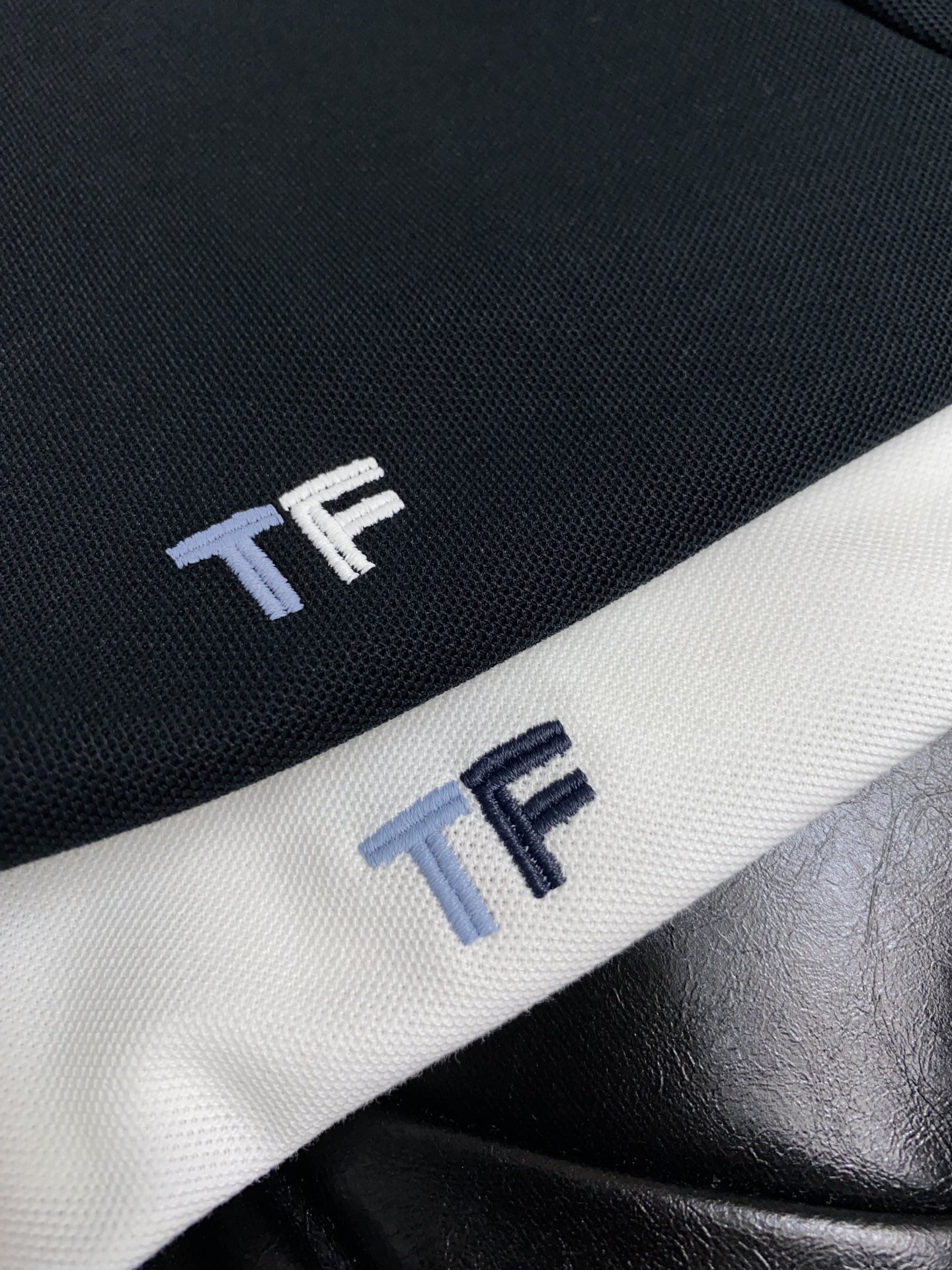 TF2024ssHK专柜同款同步上新短袖翻领Polo采用订制珠地棉面料胸前品牌字母采用刺绣工艺构成标志彰