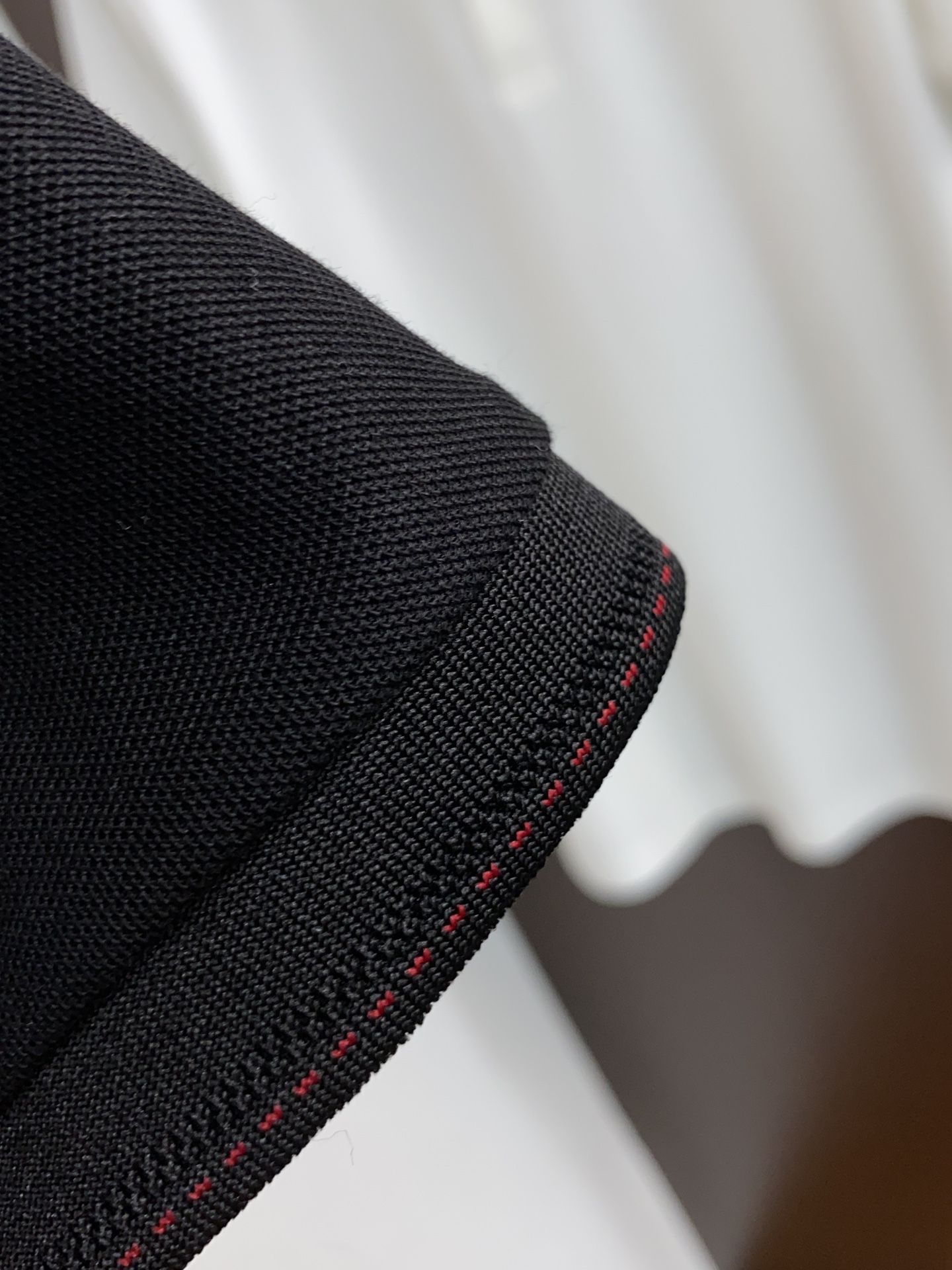 菲拉格慕2024ssHK专柜同款同步上新短袖翻领Polo采用订制珠地棉面料胸前品牌字母采用刺绣工艺构成标