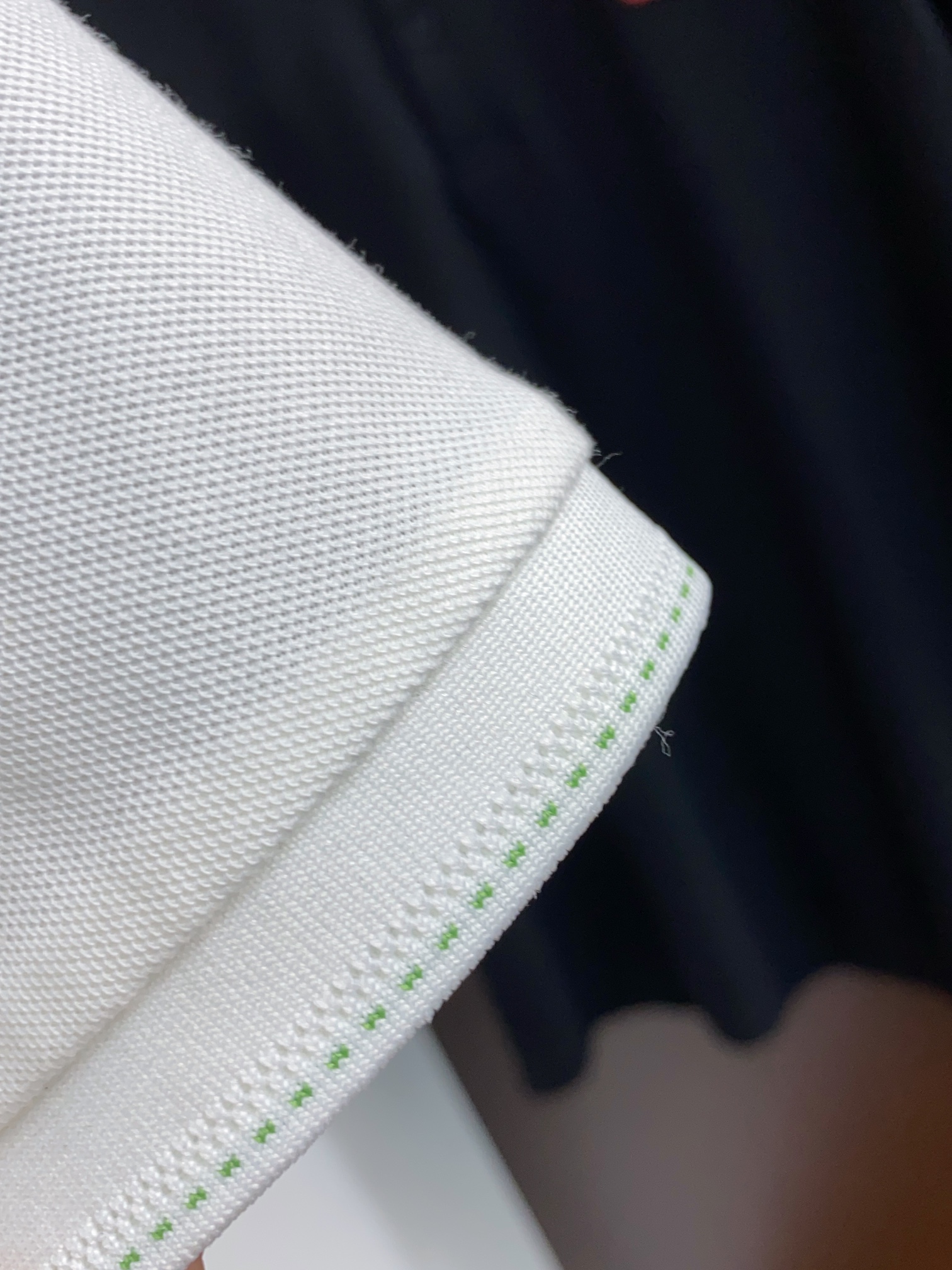 菲拉格慕2024ssHK专柜同款同步上新短袖翻领Polo采用订制珠地棉面料胸前品牌字母采用刺绣工艺构成标