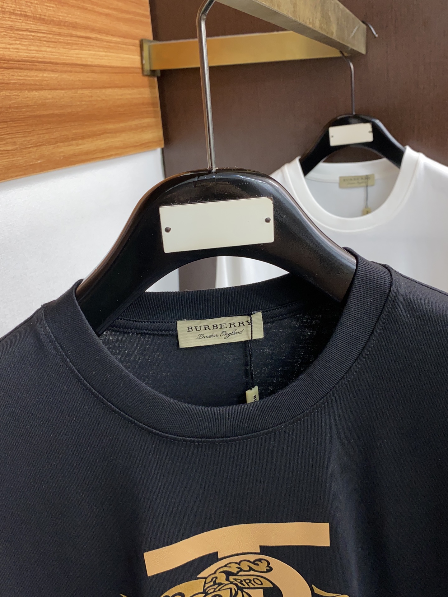 巴宝莉2024ss新款短袖T恤合身版型xs-L这款短袖T以今年专柜品牌logo设计元素展现了品牌独特的艺
