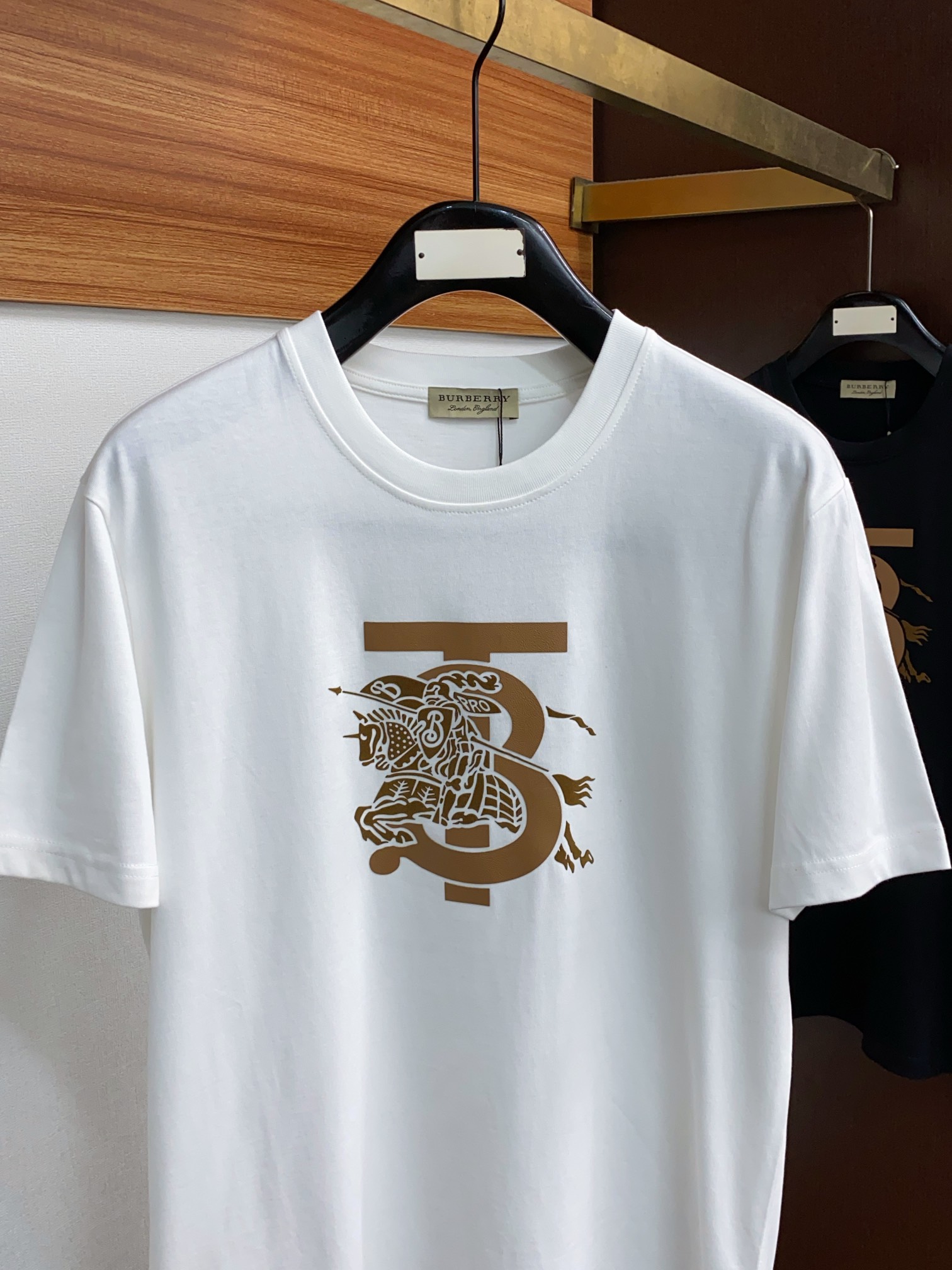 巴宝莉2024ss新款短袖T恤合身版型xs-L这款短袖T以今年专柜品牌logo设计元素展现了品牌独特的艺