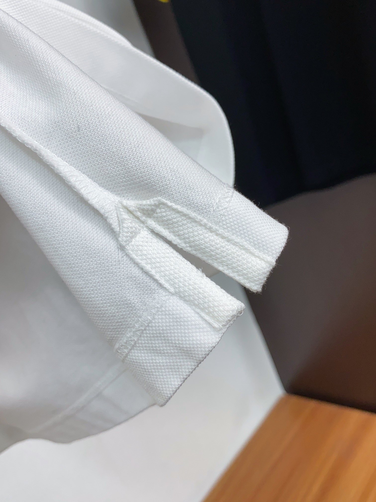 芬迪2024ssHK专柜同款同步上新短袖翻领Polo采用订制6角珠地棉面料胸前品牌字母采用刺绣工艺构成标