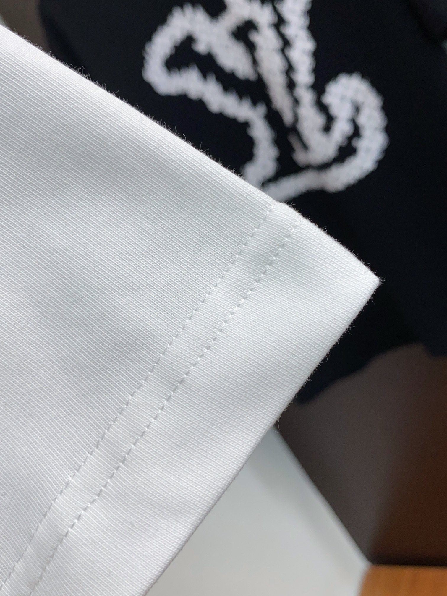 v路易威登24ss新款印花logo圆领短袖T恤新季元素彰显演绎品牌辨识度定制高支丝光棉面料上身舒适透气面