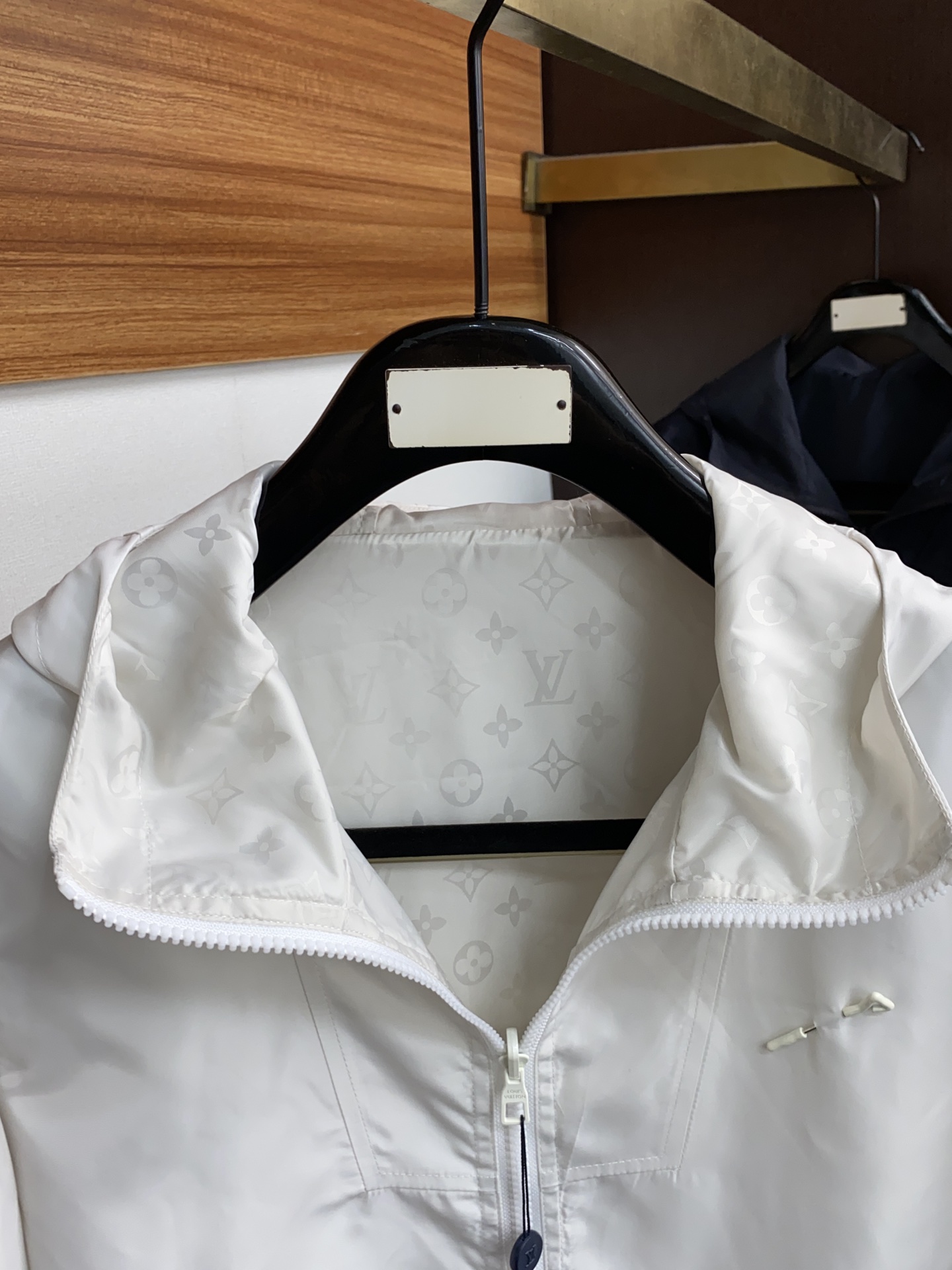 V路易威登双面提花白色外套夹克风衣Size:M-3xL一面Lv饰针点缀胸前穿搭简单时尚另外一面是经典的老