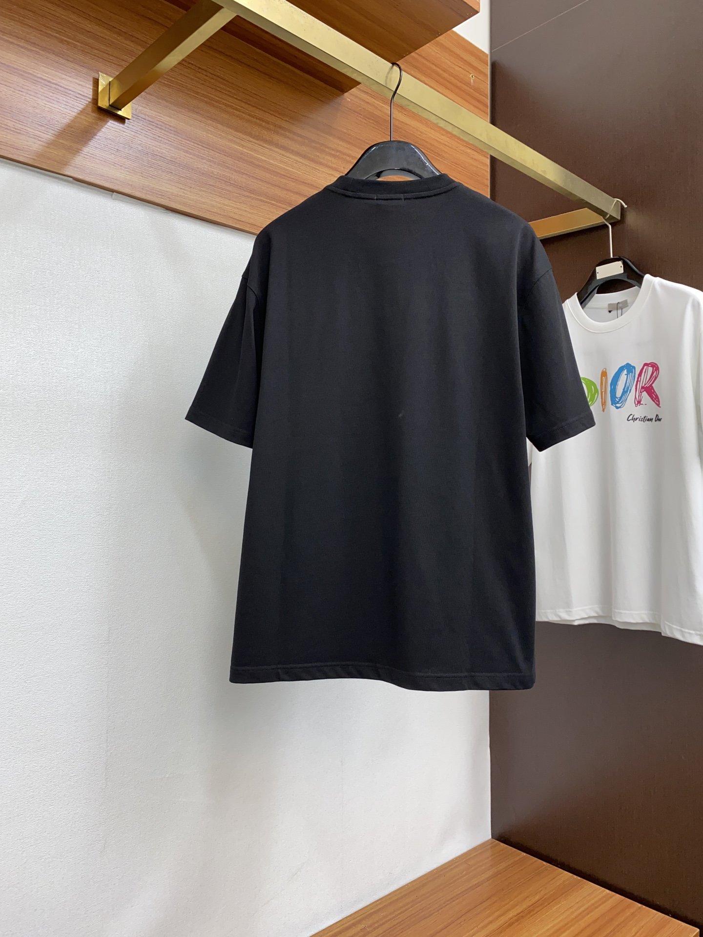 迪奥24s夏季全品相圆领短袖T恤采用280g纯棉面料.胸口多彩logo印花品牌时尚感满满颜色黑色.白色.