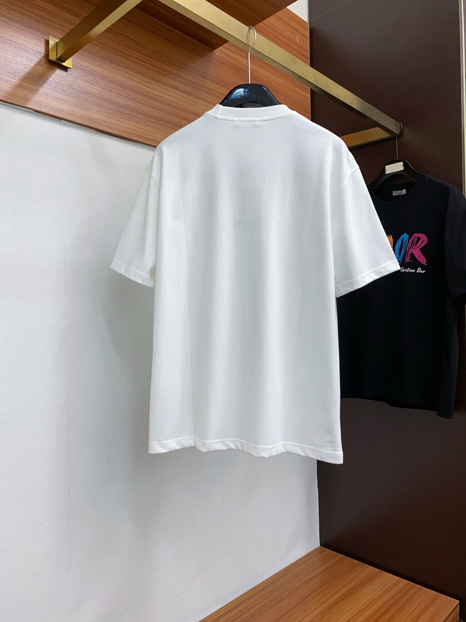 迪奥24s夏季全品相圆领短袖T恤采用280g纯棉面料.胸口多彩logo印花品牌时尚感满满颜色黑色.白色.