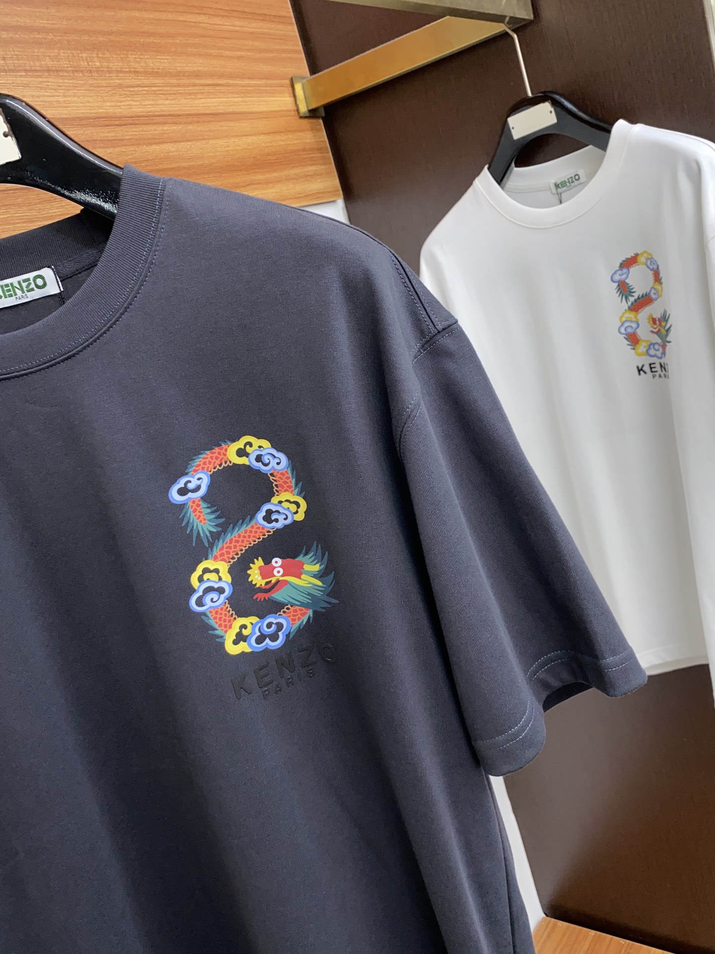 kenzo24s夏季全品相圆领短袖T恤采用280g纯棉面料.胸口年印花对应后幅印花满满的立体感和高级感.
