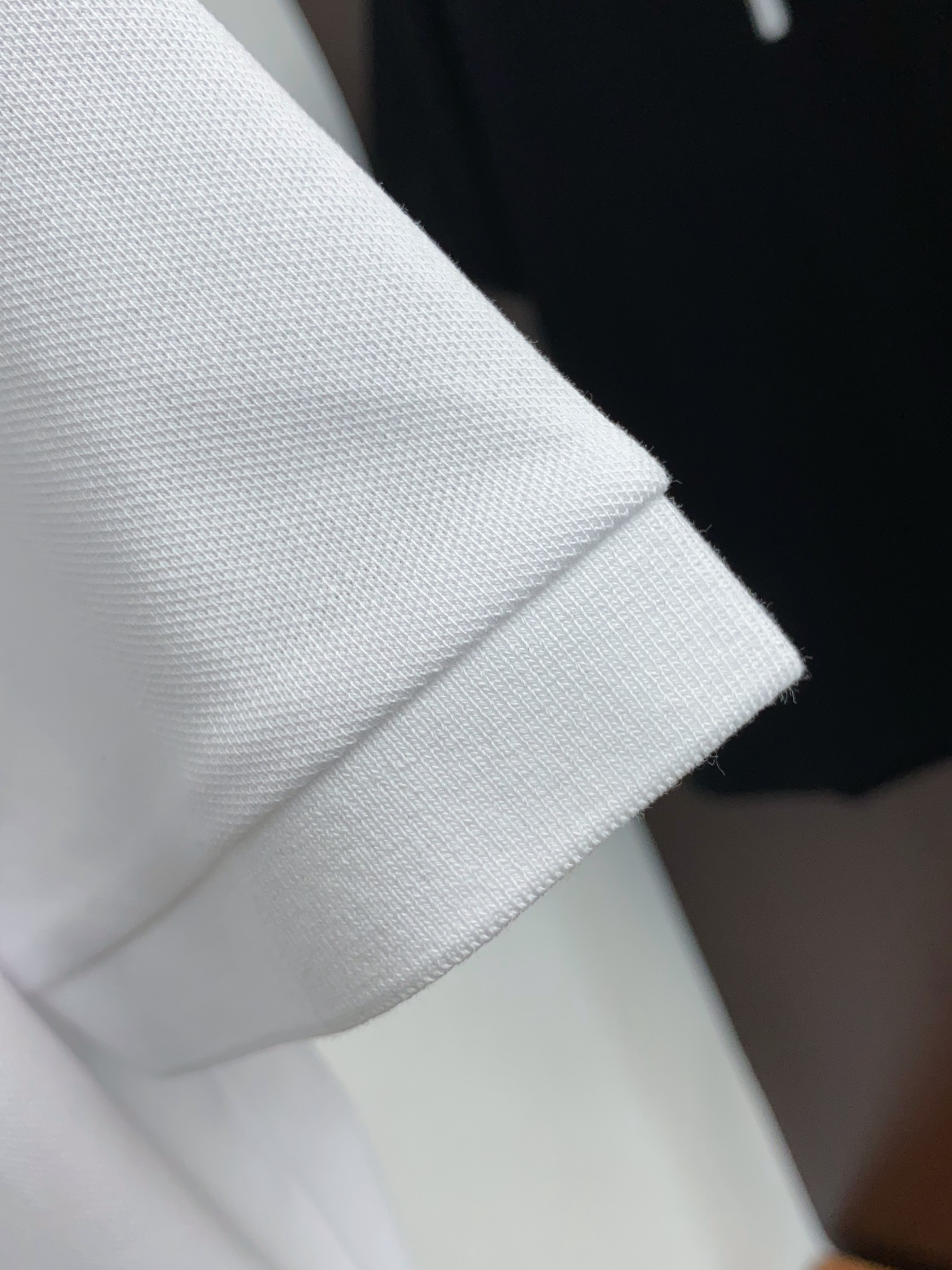 LssHK专柜同款同步上新短袖翻领Polo采用订制丝光珠地棉面料拉链领口构成标志彰显品牌奢华高端人士必备