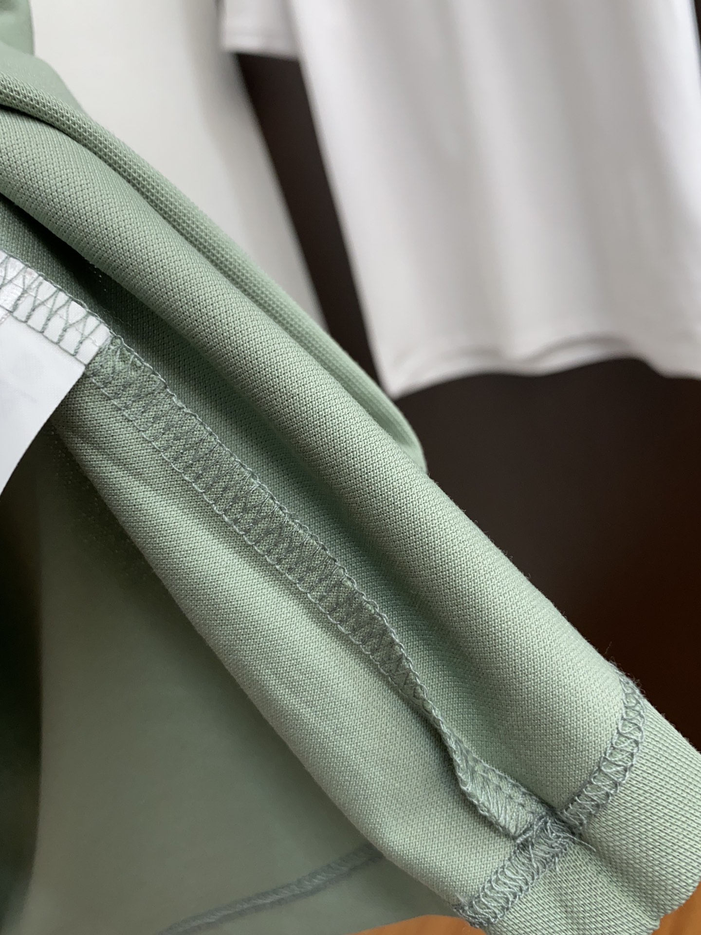 杰尼亚2024ssHK专柜同款同步上新短袖翻领Polo采用订制丝光珠地棉面料刺绣logo构成标志彰显品牌