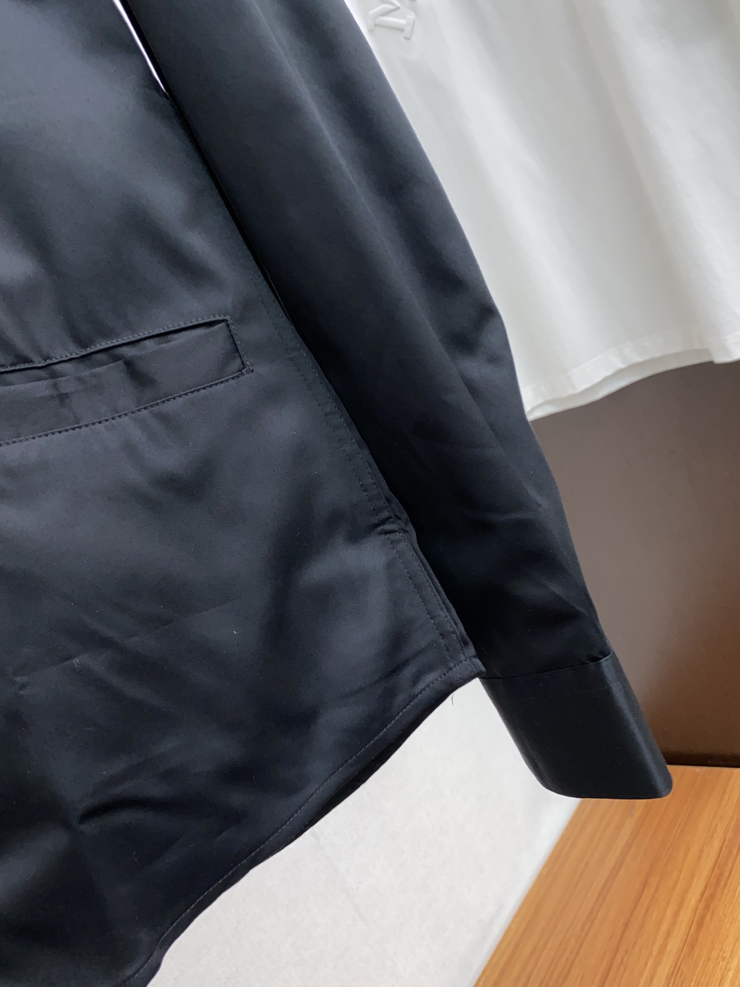 菲拉格慕2024春夏新款商务时尚衬衣春夏推出的最新款重磅单品也是大多男士们最中意与期待的衬衣款式元素！客