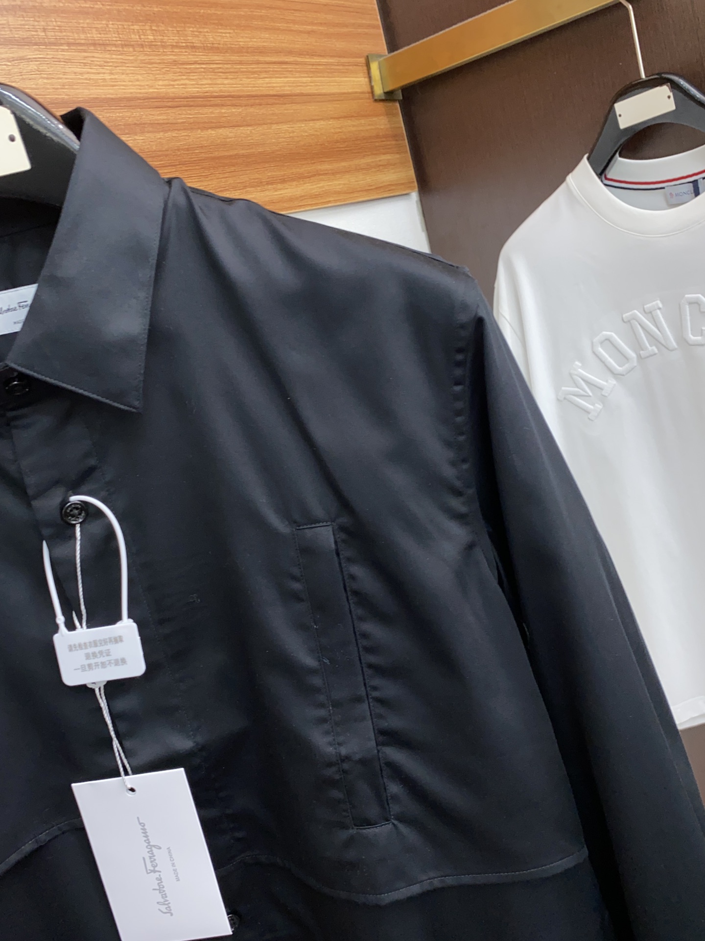 菲拉格慕2024春夏新款商务时尚衬衣春夏推出的最新款重磅单品也是大多男士们最中意与期待的衬衣款式元素！客
