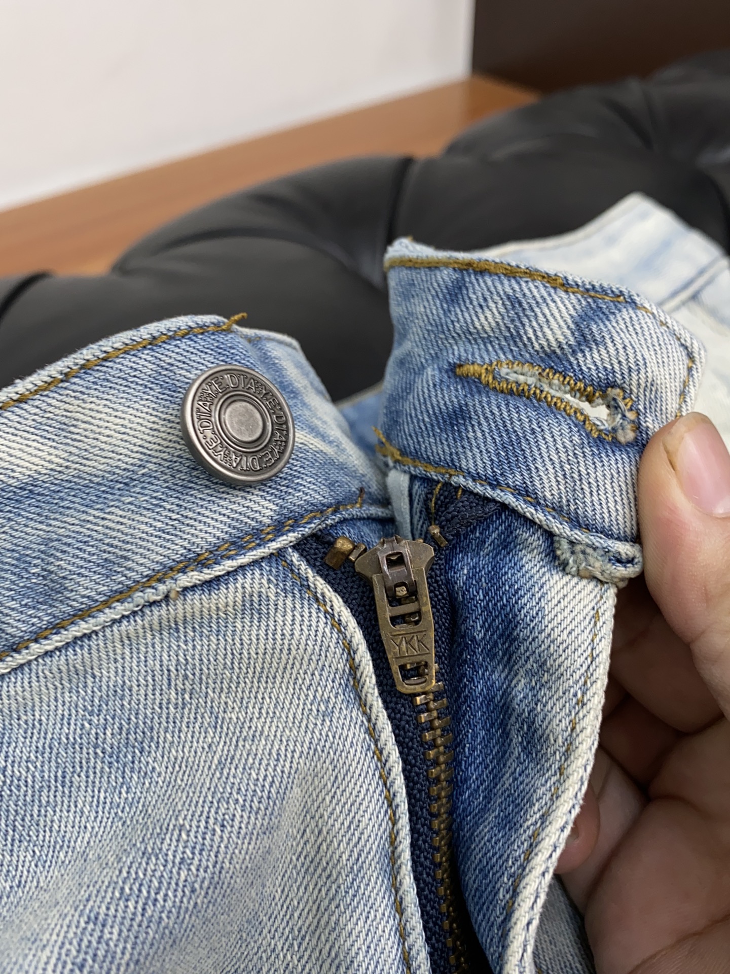 Prada 2024 SS Men’s Washed Jeans: Original, Stylish, Crafted with Japanese Fabric. - 图片 5