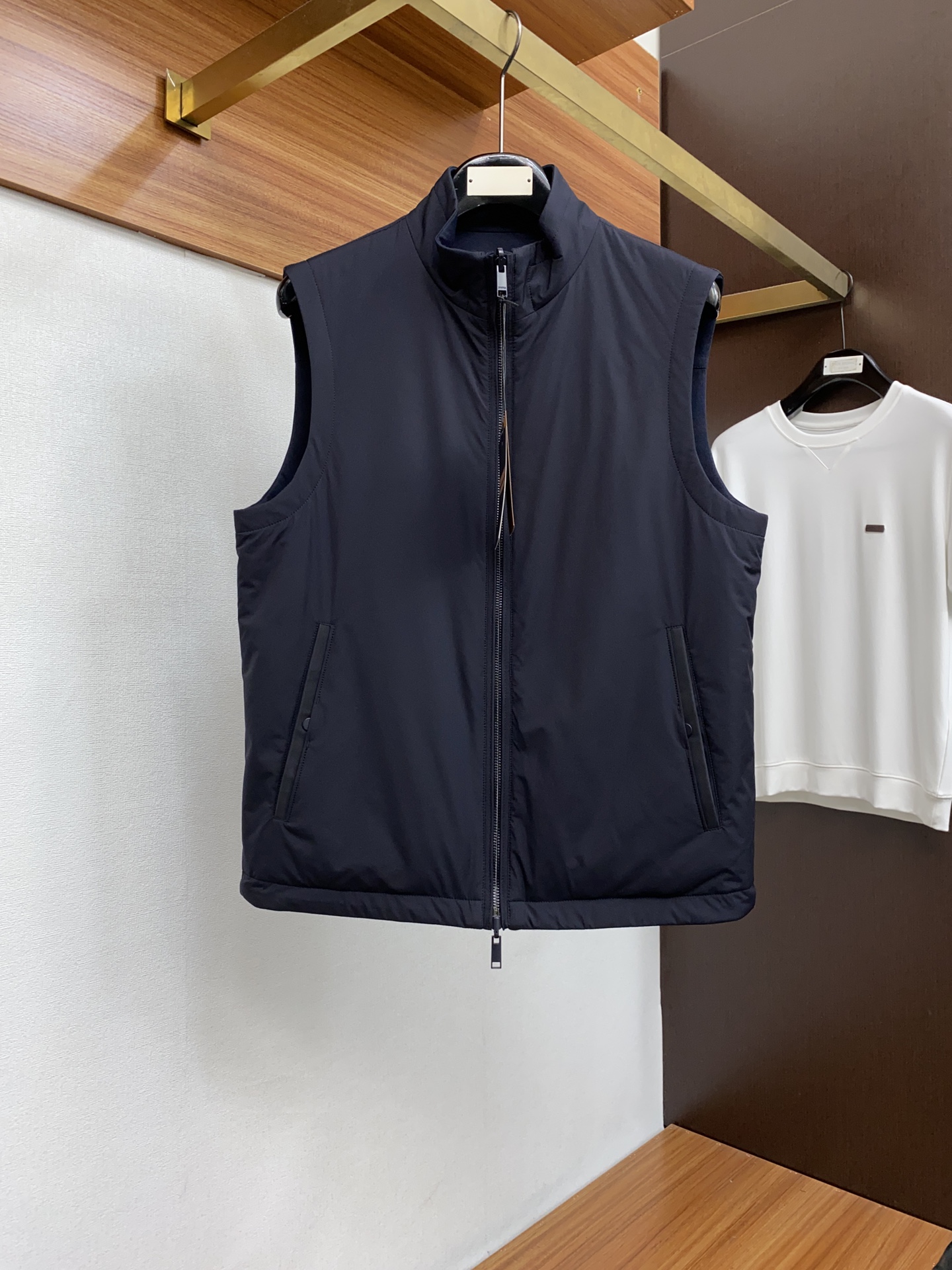 NO:122280,ZG Jenny hot-selling double-sided vests at the counter. This jacket has the exclusive Japanese Toray material on the A side, and the top-grade fabric is made of Z's exclusive Japanese Toray. It has the exclusive luxury texture and the delicate silk satin texture, which brings smoothness and comfort while skin-friendly, sweating and not sticky, bringing the ultimate luxury brand wearing experience, keeping warm and comfortable. The B side is made of super fine merino wool with good breathability, and has a fast-drying heat adjustment function. It allows you to feel warm and comfortable when attending various events, making it an ideal choice for outdoor activities. The three-dimensional small H-shaped silhouette with loose silhouette is full of simple, fashionable and comfortable stand collar intimate warm and pressure-free feeling. The exclusive custom contrast drawstring design is purely hand-stitched metal rope head, and the details are reflected in all aspects. With B-side gray Zephyr  Double-sided vests are lightweight and lightweight. This stylish cotton jacket adopts a stand-alone collar style and is matched with an adjustable hem to ensure a perfect match. The elegant color matching is matched with a leather drawstring, highlighting more fashionable elements. The double-sided short jacket combines a fashionable urban style and practical design. The stand-alone collar and adjustable hem can protect you from wind and rain, while the leather decorative details and contrasting colored strips can add a striking effect on all occasions. The manufacturing is made by a domestic listed company factory, three-dimensional cut, no overlapping lines for each piece of clothing, full details, and precision-made. Size M-3XL (48-56) is available in stock, zegna, jackets & coats, silk fabric, alexander wang19860909ZG杰尼 柜台同步热售双面马甲. 这款夹克A面才有Z家独有的 日本东丽 四面弹力材质,顶级面料做工,体验独家奢华质感,细腻的丝滑绸缎质感,带来光滑舒适度的同时亲肤,出汗不粘腻,带来极致奢牌的穿着体验,保暖舒适. B面以透气性佳的超细美利奴羊毛制成, 时尚立领设计,具有快干热调节功能.让您在出席各种活动中都能感受保暖与舒适, 是户外活动的理想选择. 廓形有松度的立体小H型包容感十足简约时尚舒适立领贴心保暖无压感,独家定制撞色抽绳设计纯手工串接金属绳头,细节体现在方方面面.  配B面灰色 Zephyr 双面马甲采用轻量化设计,轻盈如风.这款时髦的棉服采用立领风格,搭配可调节下摆,可确保完美搭配.优雅配色与皮革拉绳搭配,衬托出更多时尚元素. 双面短夹克集时髦的都市风格与实用设计于一体. 立领和可调节下摆可遮风挡雨,而皮革装饰细节和撞色饰带可在所有场合增加醒目效果. 制造由国内上市公司代工厂制造,立体裁剪、每件衣服面线没有重叠线,细节拉满,精工制造. 尺码M-3XL（48-56）现货发售,,zegna,jackets & coats,silk fabric,alexander wang,Men's clothing