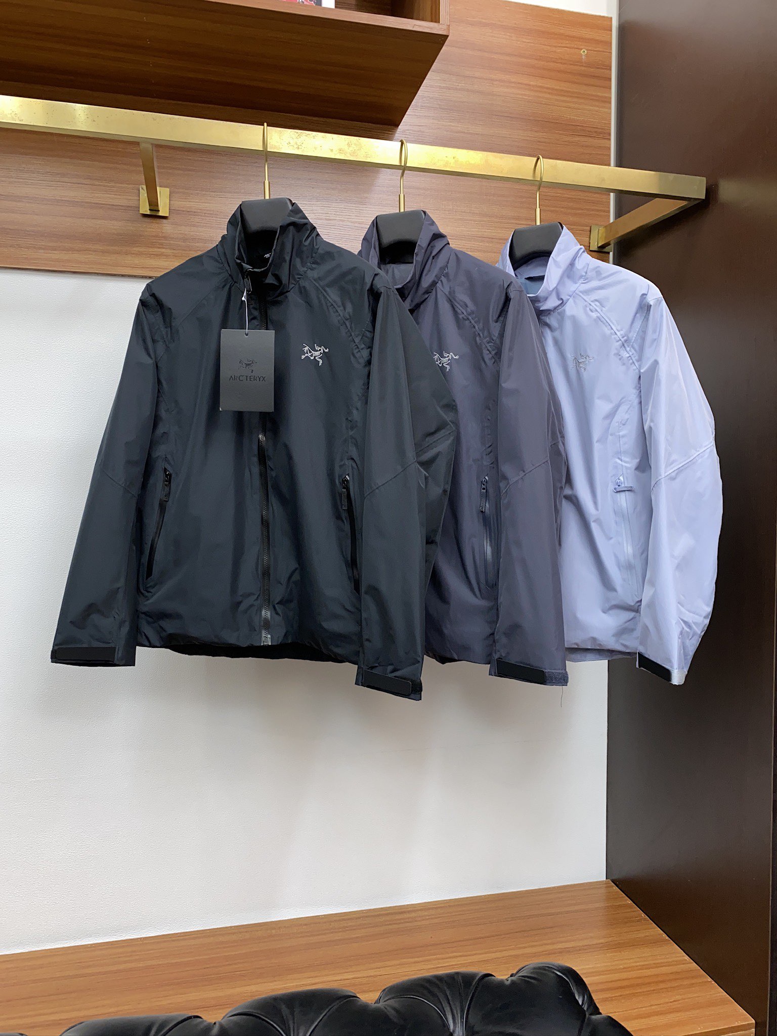 NO:117205,Supports the return and exchange after the New Year. Archaeopteryx men's new jacket urban fashionable and casual small stand collar men's super soft fabric cool jacket. Fashionable and urban versatile style, a must-have artifact for summer, quick drying, quickly dehydrating and drying after washing, the upper body is breathable and fashionable and beautiful. The special fabrics are all nylon imported from the UK. Polyester fabrics are light luster, unique texture, soft and smooth feel, and excellent details. They are not a product that ordinary fabrics can compare with. The very charming design hem and cuffs are elastic and tight. The inner seam edging process is very in place. The details are very intimate. Give outdoor users full experience and perfect protection, allowing us to get closer to the challenges of nature and play a sun protection effect in the hot summer. Minimalist design elements, hardware accessories that match the brand, must-have items for sun protection for men in summer, perfect slim fit, highly recommended!  Men and women Same Model Number M-2xL,arc'teryx,jackets & coats,alexander wang19860909支持年后退换. 始祖鸟 男装新款外套 都市时尚休闲小立领款男士超软面料帅酷爆款外套. 时尚都市百搭款款,夏季必备神器,速干衣,水洗后快速脱水干爽,上身透气而且时尚靓丽 特供面料都是英国进口的锦纶 涤纶面料,淡淡光泽,质感独特,手感柔嫩顺滑,细节出色 不是一般面料所能对比的产品. 非常极具魅力的设计下摆及袖口钧为松紧束口 内缝包边工艺,细节非常到位.给户外使用者充分的体验和完善的保护,让我们更接近大自然的挑战,在炎炎夏日的里起到防晒效果. 极简当季的设计元素,与品牌匹配的五金配件,潮男夏季防晒必备单品,完美修身版型,强烈推荐！ 男女同款 码数 M-2xL,arc'teryx,jackets & coats,alexander wang,Men's clothing