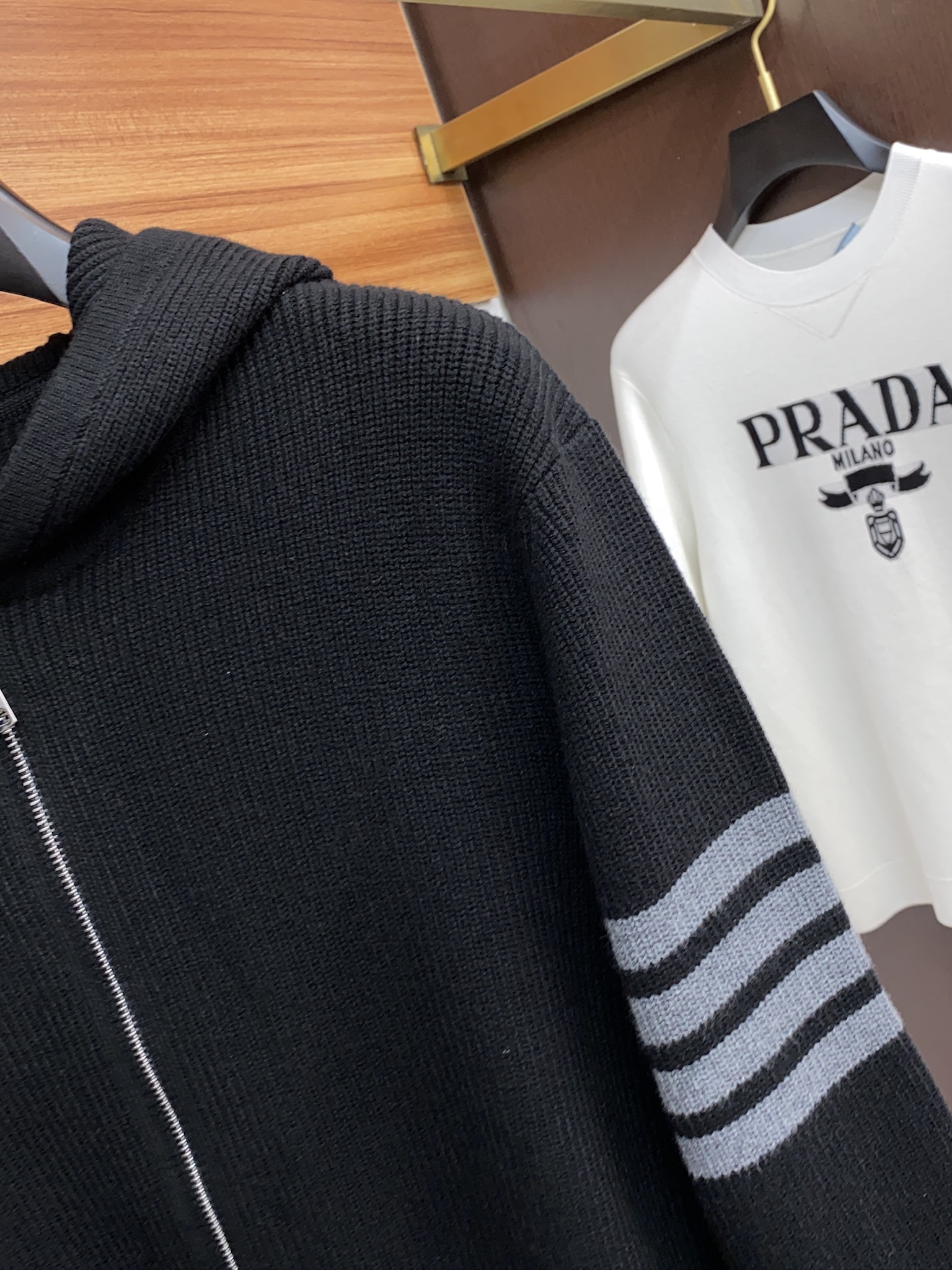 TB 重磅推荐！2025aw秋冬新款 专柜同步 时尚经典基础款百分百羊毛拉链毛衣开衫 秋冬必备款 采用针