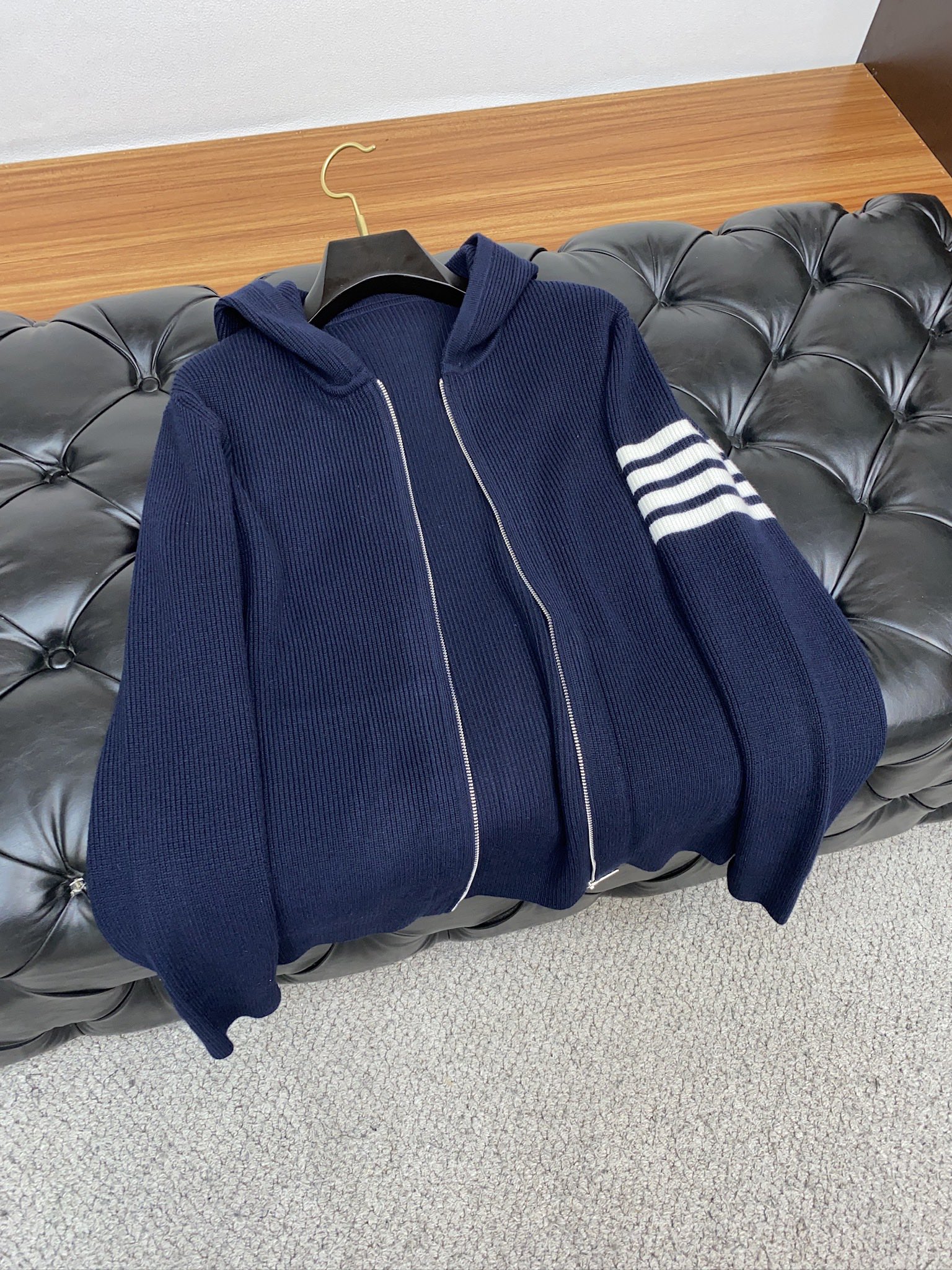 TB 重磅推荐！2025aw秋冬新款 专柜同步 时尚经典基础款百分百羊毛拉链毛衣开衫 秋冬必备款 采用针