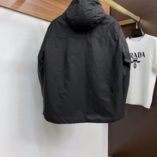 普拉达 24SS夹克外套#同步官网发售!仅在柜台发售的顶尖限量单品!该款夹克外层超柔聚酯纤维,内层细腻柔 普拉达 24SS夹克外套#同步官网发售!仅在柜台发售的顶尖限量单品!该款夹克外层超柔聚酯纤维,内层细腻柔
