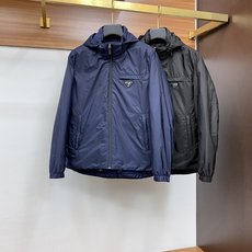 普拉达 24SS夹克外套#同步官网发售!仅在柜台发售的顶尖限量单品!该款夹克外层超柔聚酯纤维,内层细腻柔 普拉达 24SS夹克外套#同步官网发售!仅在柜台发售的顶尖限量单品!该款夹克外层超柔聚酯纤维,内层细腻柔