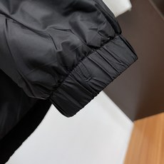 普拉达 24SS夹克外套#同步官网发售!仅在柜台发售的顶尖限量单品!该款夹克外层超柔聚酯纤维,内层细腻柔 普拉达 24SS夹克外套#同步官网发售!仅在柜台发售的顶尖限量单品!该款夹克外层超柔聚酯纤维,内层细腻柔