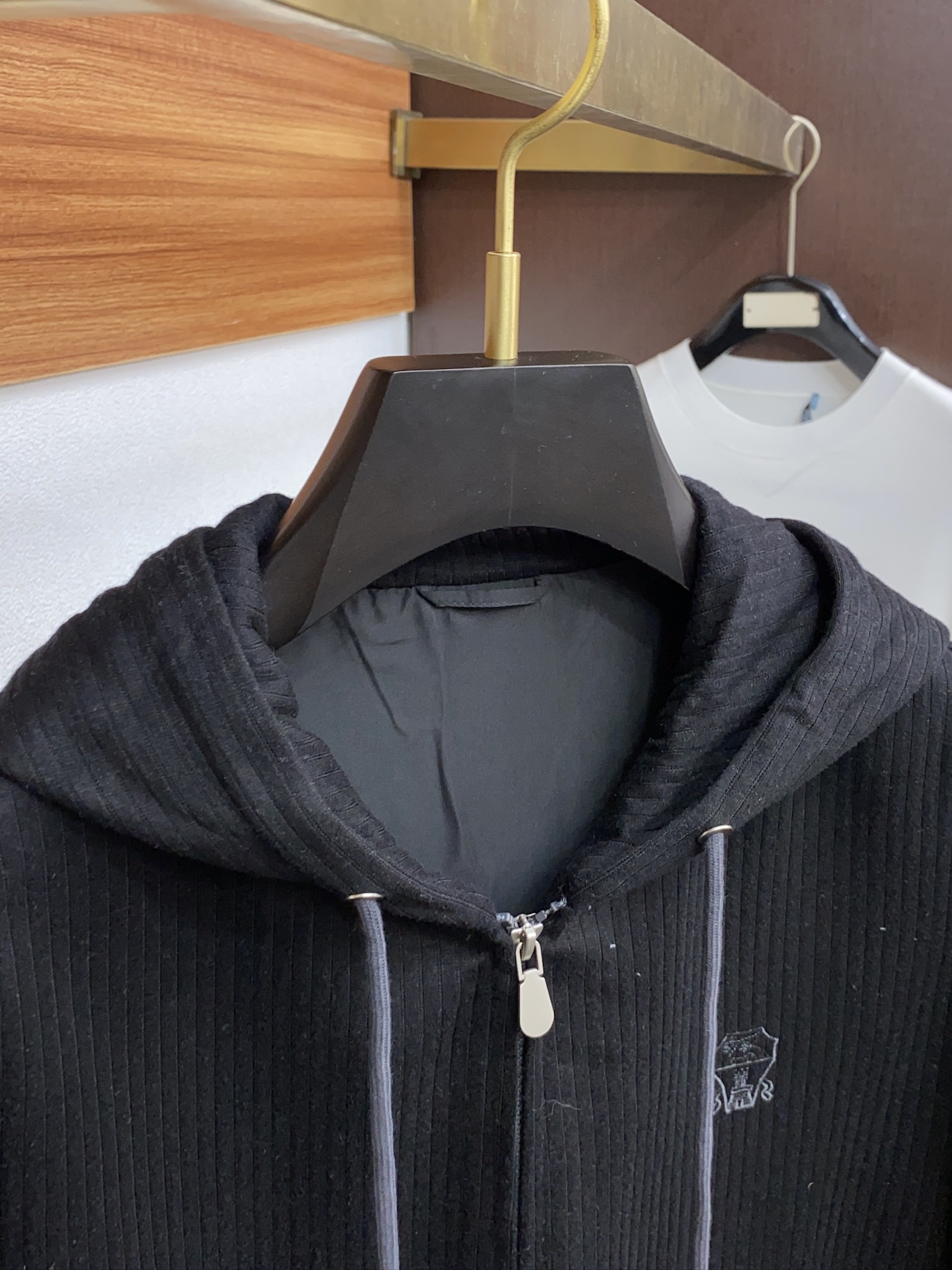 精品套装 新款连帽开衫夹克卫衣外套。柜子最新款。采用定制原版面料，立挺抗皱有型，上身效果👍；连帽拼色设计