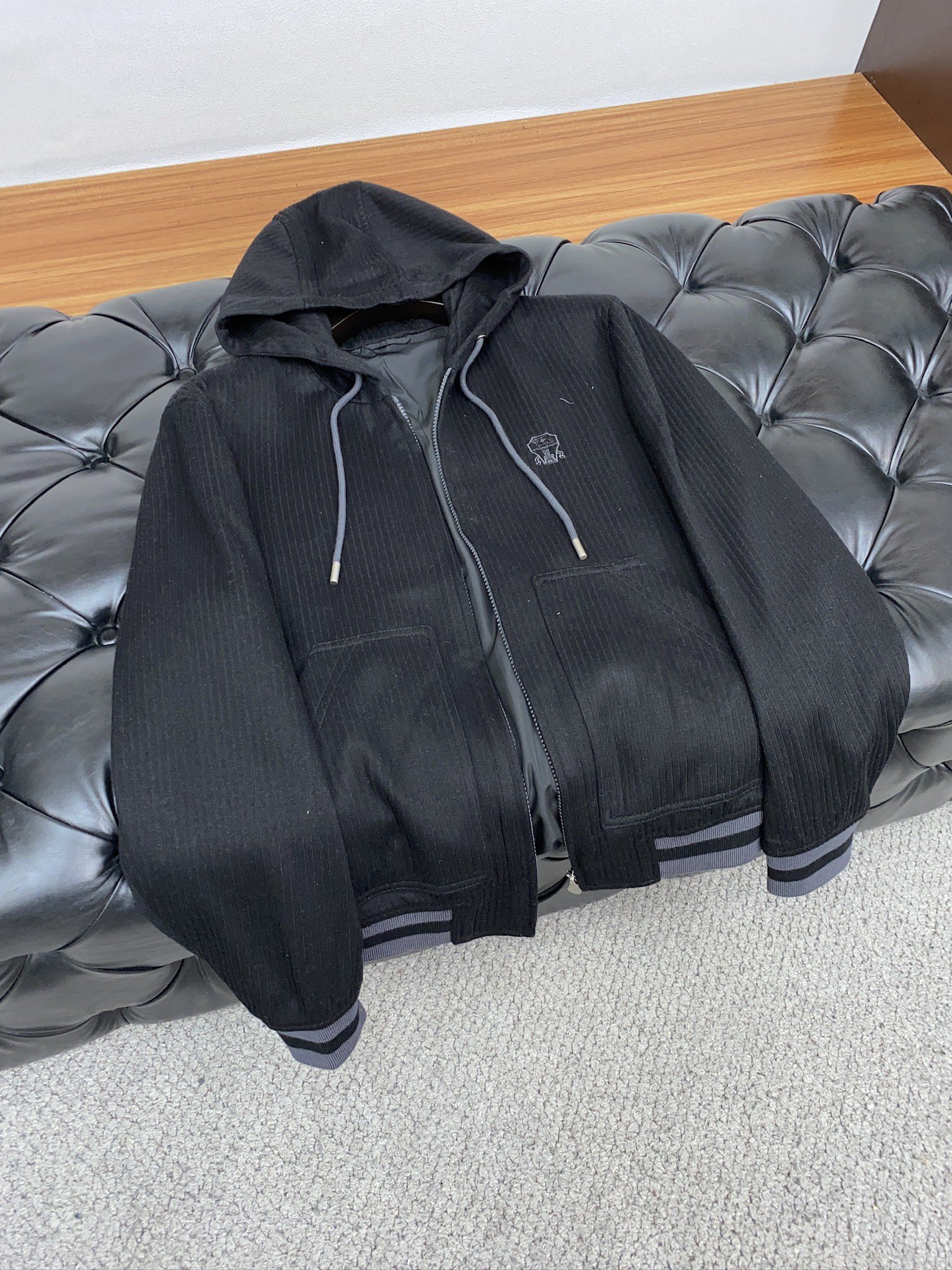 精品套装 新款连帽开衫夹克卫衣外套。柜子最新款。采用定制原版面料，立挺抗皱有型，上身效果👍；连帽拼色设计