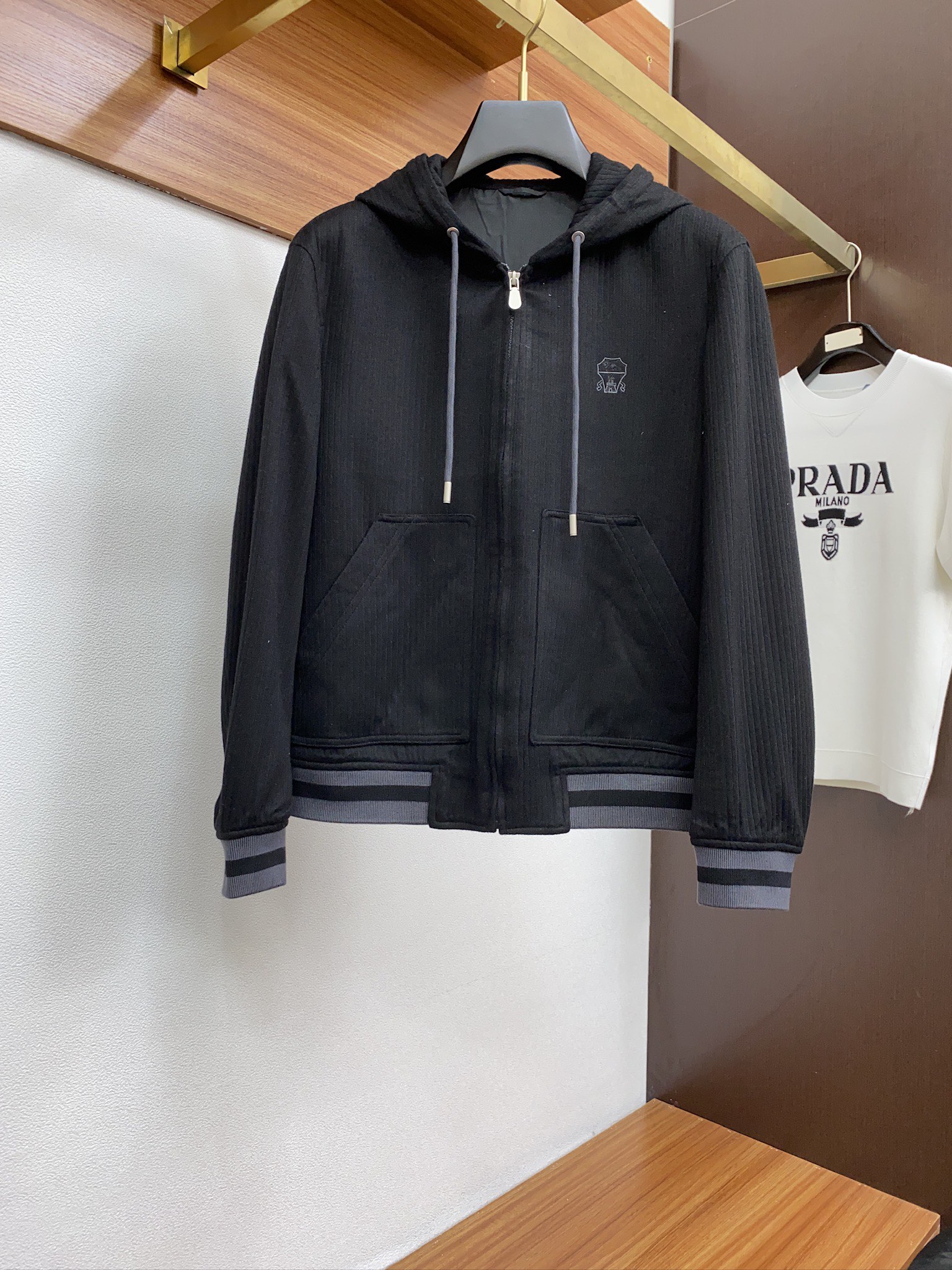 精品套装 新款连帽开衫夹克卫衣外套。柜子最新款。采用定制原版面料，立挺抗皱有型，上身效果👍；连帽拼色设计