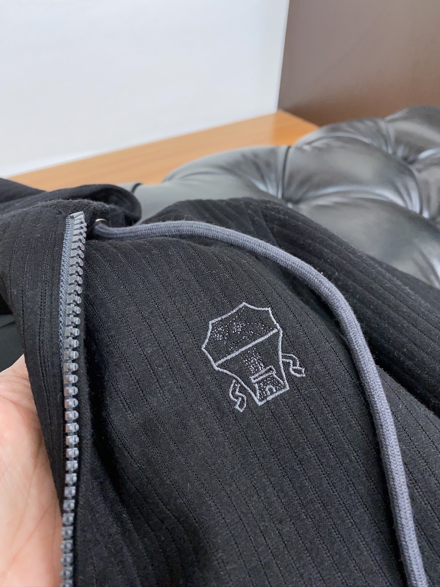 精品套装 新款连帽开衫夹克卫衣外套。柜子最新款。采用定制原版面料，立挺抗皱有型，上身效果👍；连帽拼色设计