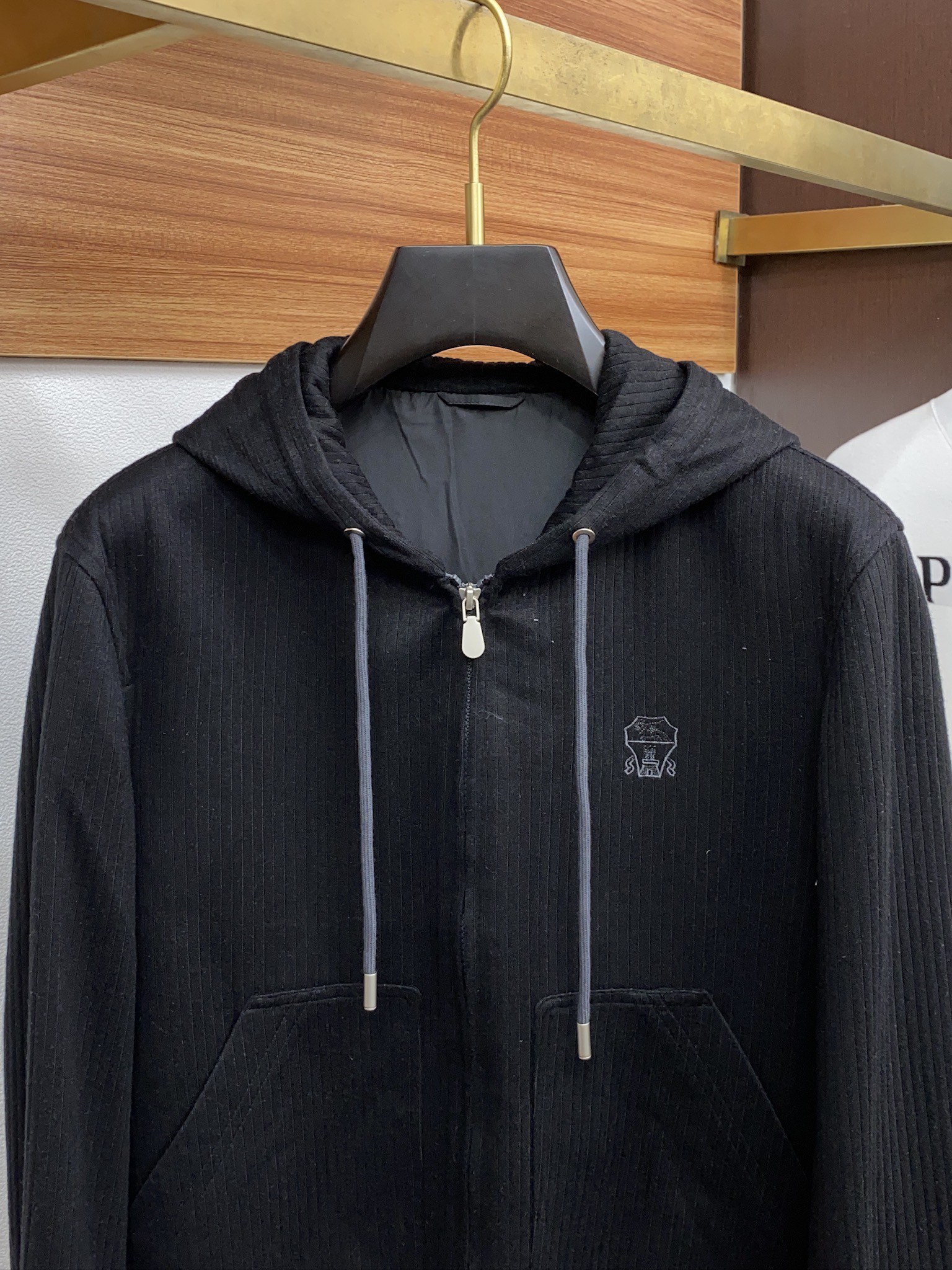 精品套装 新款连帽开衫夹克卫衣外套。柜子最新款。采用定制原版面料，立挺抗皱有型，上身效果👍；连帽拼色设计