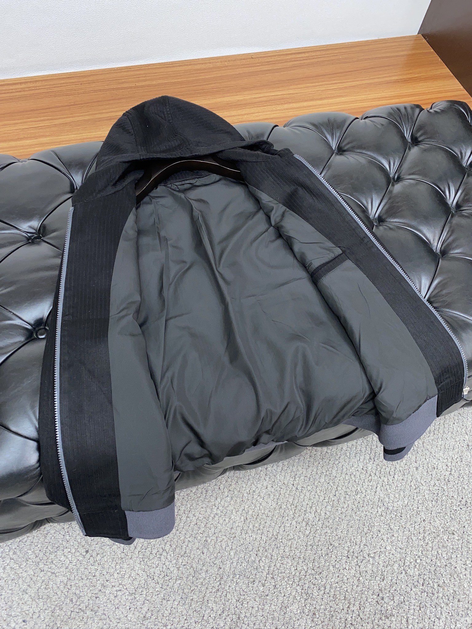 精品套装 新款连帽开衫夹克卫衣外套。柜子最新款。采用定制原版面料，立挺抗皱有型，上身效果👍；连帽拼色设计